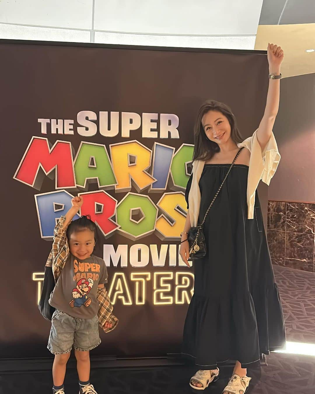 黒木啓司さんのインスタグラム写真 - (黒木啓司Instagram)「@supermariomovie  #パパライフ めちゃくちゃ最高でした👏 ストーリーも長さもちょうど良く 挿入歌で懐かしい感じがありながらも 今の時代の映像とのマッチ具合がオシャレ👍⭐️ 4歳の息子もところどころ爆笑🤣  張り切ってしっかりTシャツはマリオ🍄  親子で楽しめる作品でした⭐️ #スーパーマリオ  #supermariobros   字幕で観ると クッパはバウザー🐢 キノピオはトード🍄  #パパ日記 #子連れスポット  #育児日記   休みの日は子供達をどこに連れて行くか 考えるの大変ダァ〜  パパママいいとこあったら 教えてください^_^」5月6日 19時19分 - keiji_papa_