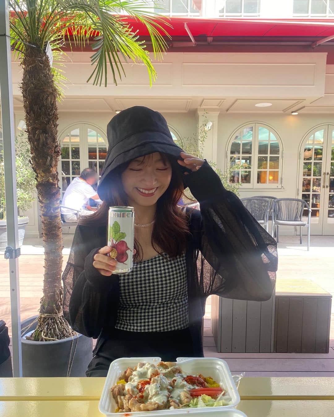 和田瞳さんのインスタグラム写真 - (和田瞳Instagram)「暑さが本気出してきた、溶けそうです！！！  最近日焼け止め(塗るタイプと飲むタイプどっちも)や日傘の他にUVカットの帽子を👒  紫外線対策系の帽子ってあんまり可愛いイメージなかったんだけど @queenhead_official_ のは可愛いから普段使いできて嬉しい♡  hat : #queenhead  cardigan : #vis inner : #GRL necklace : #acanthus  . . . #帽子 #紫外線対策 #PR #大きい帽子 #紐付き麻ポリブリムハット #バケツハット #つば広帽子 #つば広ハット #uv対策」5月6日 19時30分 - hitogram0218