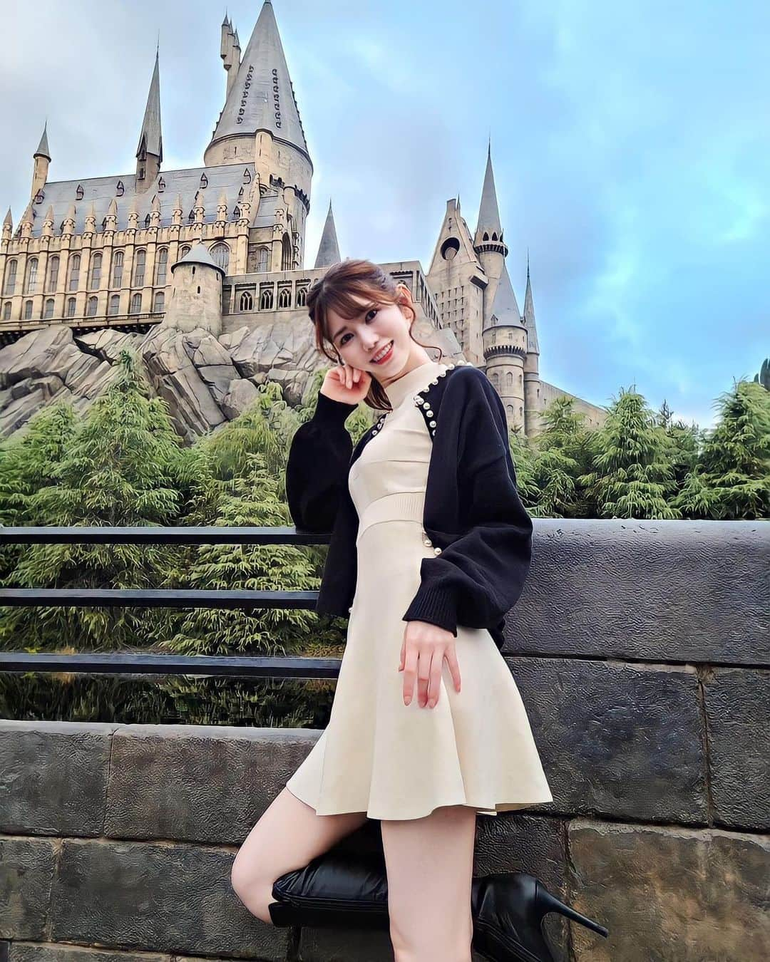 IKUMIさんのインスタグラム写真 - (IKUMIInstagram)「🪄 USJのホグワーツ前で🧙‍♀️  この池の前は最強ポイント📸  水面に反射するホグワーツがすっごい綺麗なの🤍  USJ行ったらこのハリーポッターゾーンは絶対行くよ🧙‍♀️ ハリーポッターの乗り物も大好き❤ （たまに酔うけど）  マリオも行けてないから早くまた行きたいな〜🍄  .  #usj#ユニバ#ユニバコーデ #ユニバーサルスタジオジャパン #universalstudiosjapan #ユニバーサルスタジオ #ユニバ写真部 #ハリーポッター#ハリポタ#インスタグラマー#大阪#大阪観光 #大阪旅行#梅田#難波#心斎橋#此花区#美脚#絶対領域#太もも痩せ #太ももフェチ #ミニスカート#ミニワンピ#ミニ丈#ミニスカ#モデルになりたい#モデル撮影#被写体モデル#被写体になります #撮影モデル」5月6日 19時30分 - miiiino3o