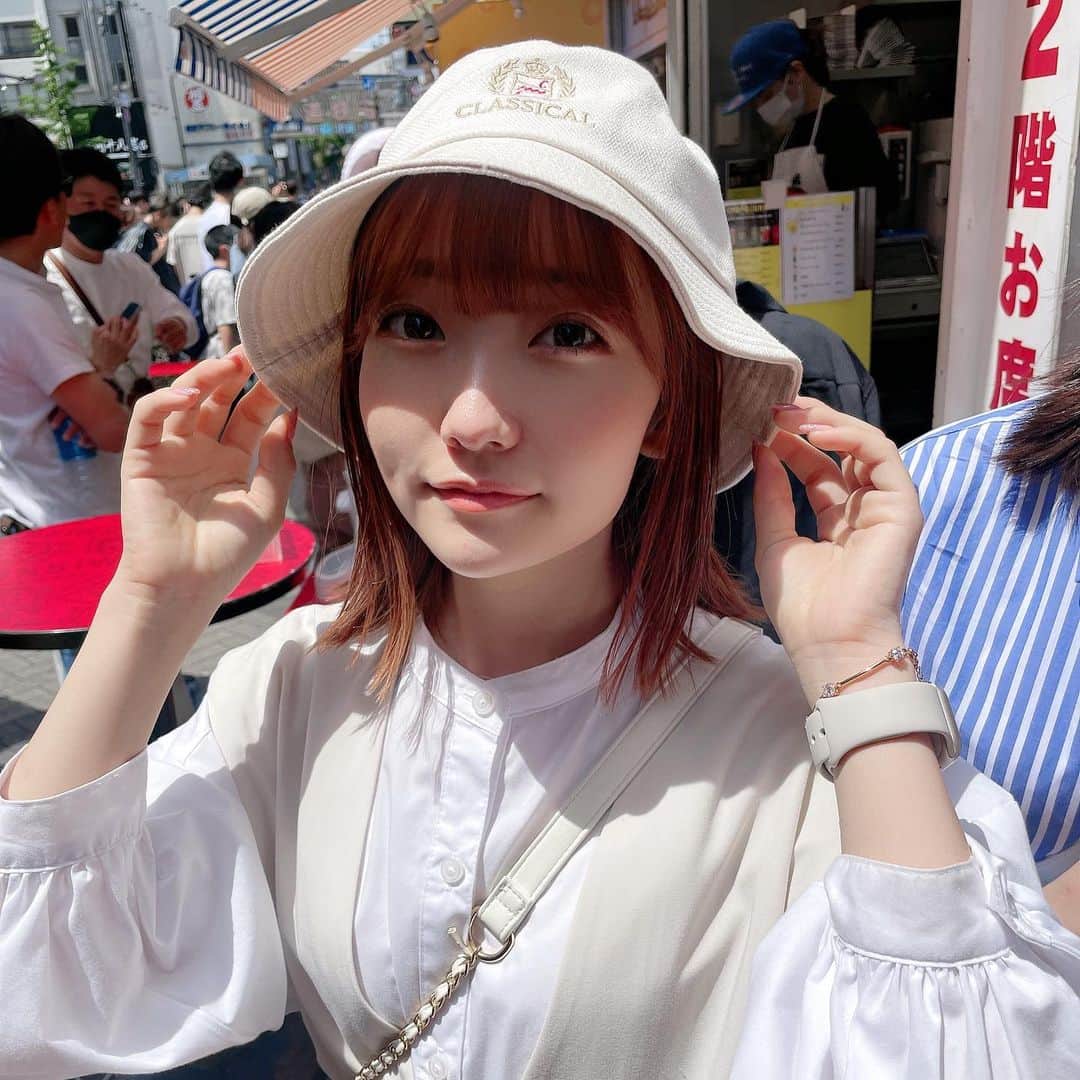 夏川愛実のインスタグラム：「⁡ ⁡ 大阪🐙 ⁡ 心斎橋激混みすぎて 昼はたこ焼き並んでたけど断念した🥲 ⁡ #大阪#たこ焼き#心斎橋#大阪観光 #ジレベスト#heather#gu#白コーデ#淡色コーデ #オレンジブラウン#ヘアカラー #ボブ#ボブアレンジ#ショートヘア#ヘアカラー#暖色カラー #ヘアアレンジ#外ハネアレンジ#外ハネ#春コーデ #148cm#f4f#いいね返し#l4l#フォロバ ⁡ ⁡ ⁡ ⁡」