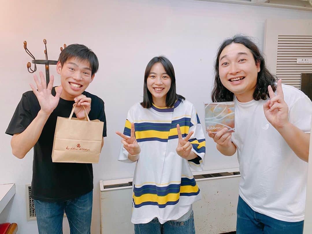 のん（能年玲奈）のインスタグラム：「かが屋さんの単独ライブ観てきたー！ すごかったー！！🎏 すごいね！めちゃくちゃ面白かったね！ 更に更にパワーアップしていて感動的だった… そしていつも、演技が上手すぎです…  ポーチ可愛い🐚  #瀬戸内海のカロ賀屋」