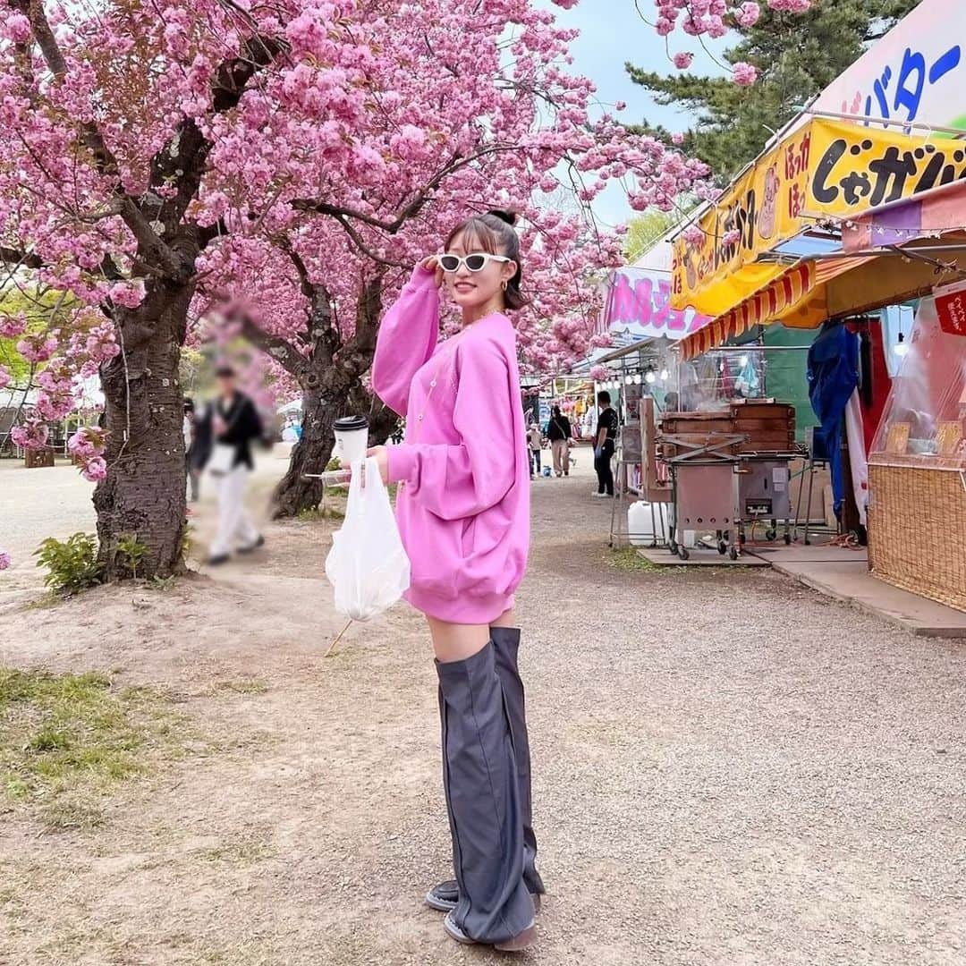 王林さんのインスタグラム写真 - (王林Instagram)「ＧＷみんないかがお過ごしで？？  王林はいそがしくしてます☺️ とりあえず弘前桜まつりに今年も行けてよかった🌸🫶🏽 花より団子だし花があるから団子なところもあって、なんなら花散ったら団子でもあるから１回じゃ足りないんだよね🥹 王林的弘前さくら祭りのおすすめ屋台の投稿見てきてくれた人がいて、全制覇しましたって声かけてくれる人がいてうれしかったよ🥰🥰  写真撮ってもらっていいですかっていっぱい声かけてくれたのに撮れなくてごめんよぉ、、 変わりに写真撮ってあげてたら、途中完全に写真撮る人になってた写真も5枚目に載せときます😂  最後の写真に#ourinstyle のタグ付けもしとくよー🕺🕺 ちなみにこの日は友達みんな桜を見に行くからピンクコーデだったんで🤤💞  #弘前さくらまつり #gw #花より団子  #王林の青森事情」5月6日 19時26分 - ourin_ringoooo