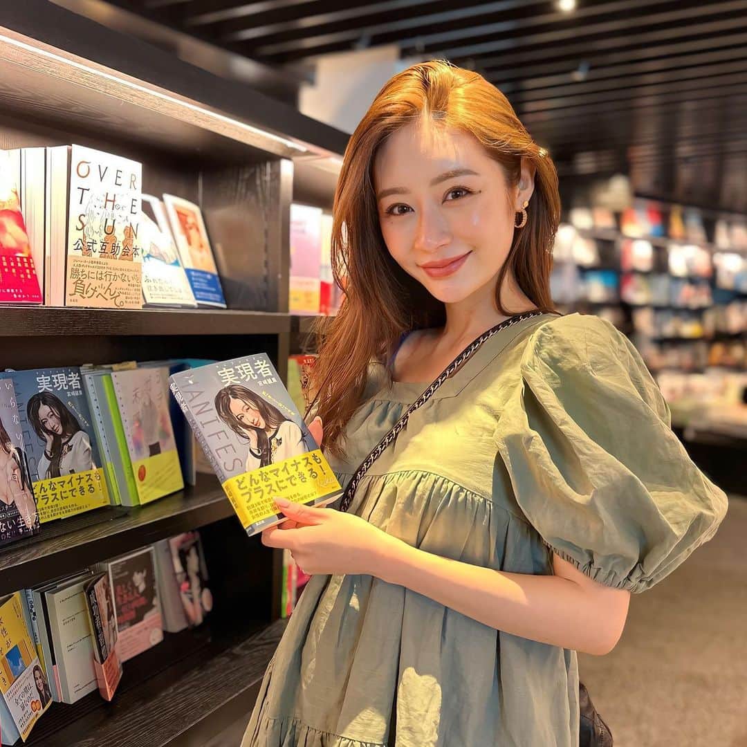 Reikaのインスタグラム：「発売された 講談社の「実現者〜私やべー女ですが」 本屋で陳列されてる自分の本を 実は最初に息子が見つけてくれて 「ママいる🥺❗️」「ママのbook❤️😆」 って 言ってくれて✨😭  すごく泣きそうになるぐらい 嬉しくて🥺🥺  いわゆる「普通の母」とは違うし 今まで離婚歴やら色々と「子供のこと考えてない」って叩かれることも多く 「やべー女ですが」😂  自己嫌悪に陥ることも正直ゼロではなかった💦  けど自分としては子供達に最大限の愛情❤️‍🩹 ベストを尽くしきた 完璧とかは程遠いけど😅 けど I know in my heart that I always did my best それが一番大事なのかなって。  そして嬉しそうに本を見つけてくれた息子と 旦那の姿をみて😭 それが何よりの答え合わせなのかもって  また更に頑張ろう✨💕って思いました🥺  完璧にはなれない、到底めざせないけど 子供達が「誇れる mama」になれるように🌈  ちょっとそんなことをしんみりと、、、  陳列してくださってる全国の書店の方々には感謝🙏 そして手にとって読んでくださってる皆様にに感謝感謝感謝🙏🙏  最後に変顔選手権の動画どうぞ😆  #grateful」