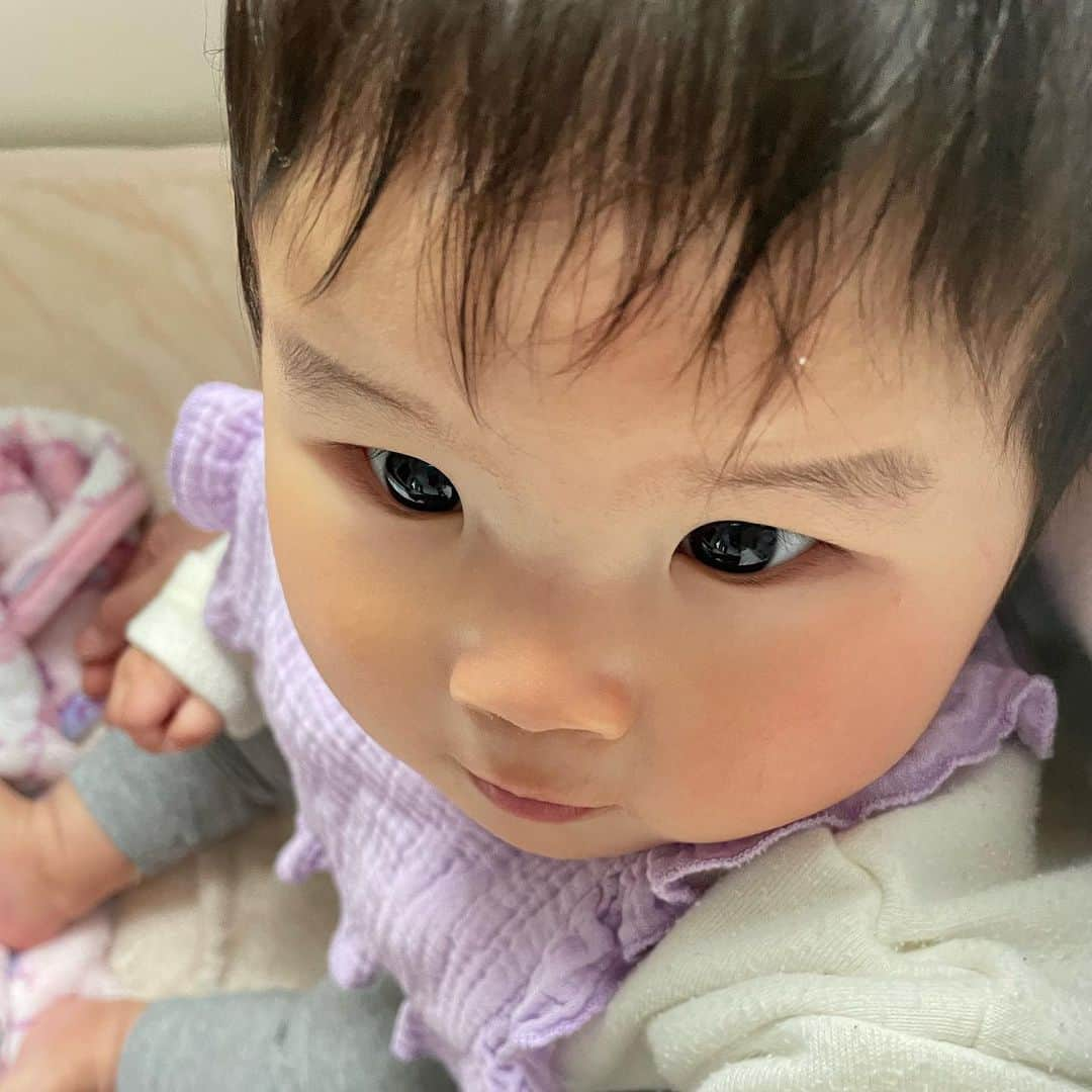 ちひろさんのインスタグラム写真 - (ちひろInstagram)「.  👶👶👶👶👶  新生児〜4歳頃まで使える！  小さい時だけじゃないの！？って思うかもしれないけど、オーガニックコットンで優しい素材☺️寝返りする頃になってもこちらのスワドルは腕も出せるしこのままの寝返りも楽ちんにできちゃう！😄  コロコロ転がったり蹴飛ばして布団から抜け出ても冷え対策にも🙆‍♀️ 掛布団なしでもこの時期大丈夫になってきた🤭 季節によって厚さも種類があるよ！  @ergopouch_japan   から見てね！デザインも他にも💕︎  赤ちゃんは包まれると安心して好きだよね😌🫶  プレゼント🎁にもおすすめ✨  #エルゴポーチ #コクーンスワドルバッグ #スワドル #バッグ #おくるみ #スリーパー #コットン #オーガニック #オーガニックコットン #出産祝い #出産準備品 #出産準備 #プレゼント #赤ちゃん #生後7ヶ月 #寝返り #女の子」5月6日 19時28分 - chihiro_grm