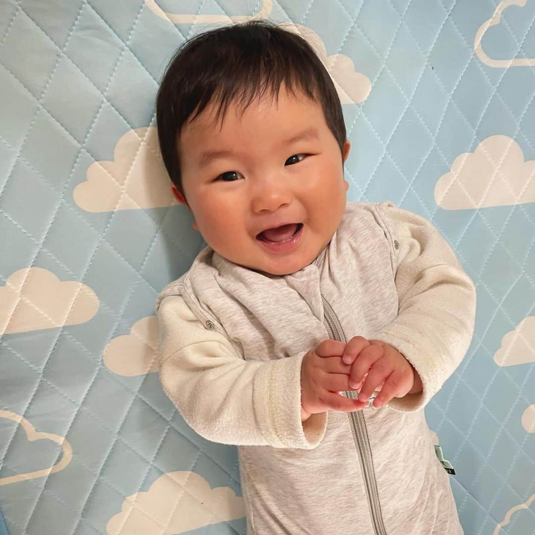 ちひろさんのインスタグラム写真 - (ちひろInstagram)「.  👶👶👶👶👶  新生児〜4歳頃まで使える！  小さい時だけじゃないの！？って思うかもしれないけど、オーガニックコットンで優しい素材☺️寝返りする頃になってもこちらのスワドルは腕も出せるしこのままの寝返りも楽ちんにできちゃう！😄  コロコロ転がったり蹴飛ばして布団から抜け出ても冷え対策にも🙆‍♀️ 掛布団なしでもこの時期大丈夫になってきた🤭 季節によって厚さも種類があるよ！  @ergopouch_japan   から見てね！デザインも他にも💕︎  赤ちゃんは包まれると安心して好きだよね😌🫶  プレゼント🎁にもおすすめ✨  #エルゴポーチ #コクーンスワドルバッグ #スワドル #バッグ #おくるみ #スリーパー #コットン #オーガニック #オーガニックコットン #出産祝い #出産準備品 #出産準備 #プレゼント #赤ちゃん #生後7ヶ月 #寝返り #女の子」5月6日 19時28分 - chihiro_grm