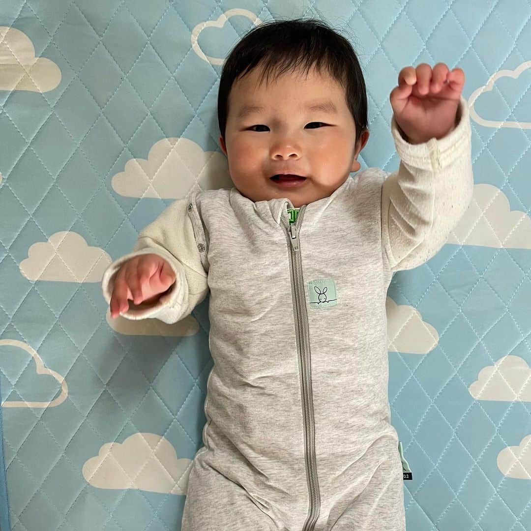 ちひろさんのインスタグラム写真 - (ちひろInstagram)「.  👶👶👶👶👶  新生児〜4歳頃まで使える！  小さい時だけじゃないの！？って思うかもしれないけど、オーガニックコットンで優しい素材☺️寝返りする頃になってもこちらのスワドルは腕も出せるしこのままの寝返りも楽ちんにできちゃう！😄  コロコロ転がったり蹴飛ばして布団から抜け出ても冷え対策にも🙆‍♀️ 掛布団なしでもこの時期大丈夫になってきた🤭 季節によって厚さも種類があるよ！  @ergopouch_japan   から見てね！デザインも他にも💕︎  赤ちゃんは包まれると安心して好きだよね😌🫶  プレゼント🎁にもおすすめ✨  #エルゴポーチ #コクーンスワドルバッグ #スワドル #バッグ #おくるみ #スリーパー #コットン #オーガニック #オーガニックコットン #出産祝い #出産準備品 #出産準備 #プレゼント #赤ちゃん #生後7ヶ月 #寝返り #女の子」5月6日 19時28分 - chihiro_grm