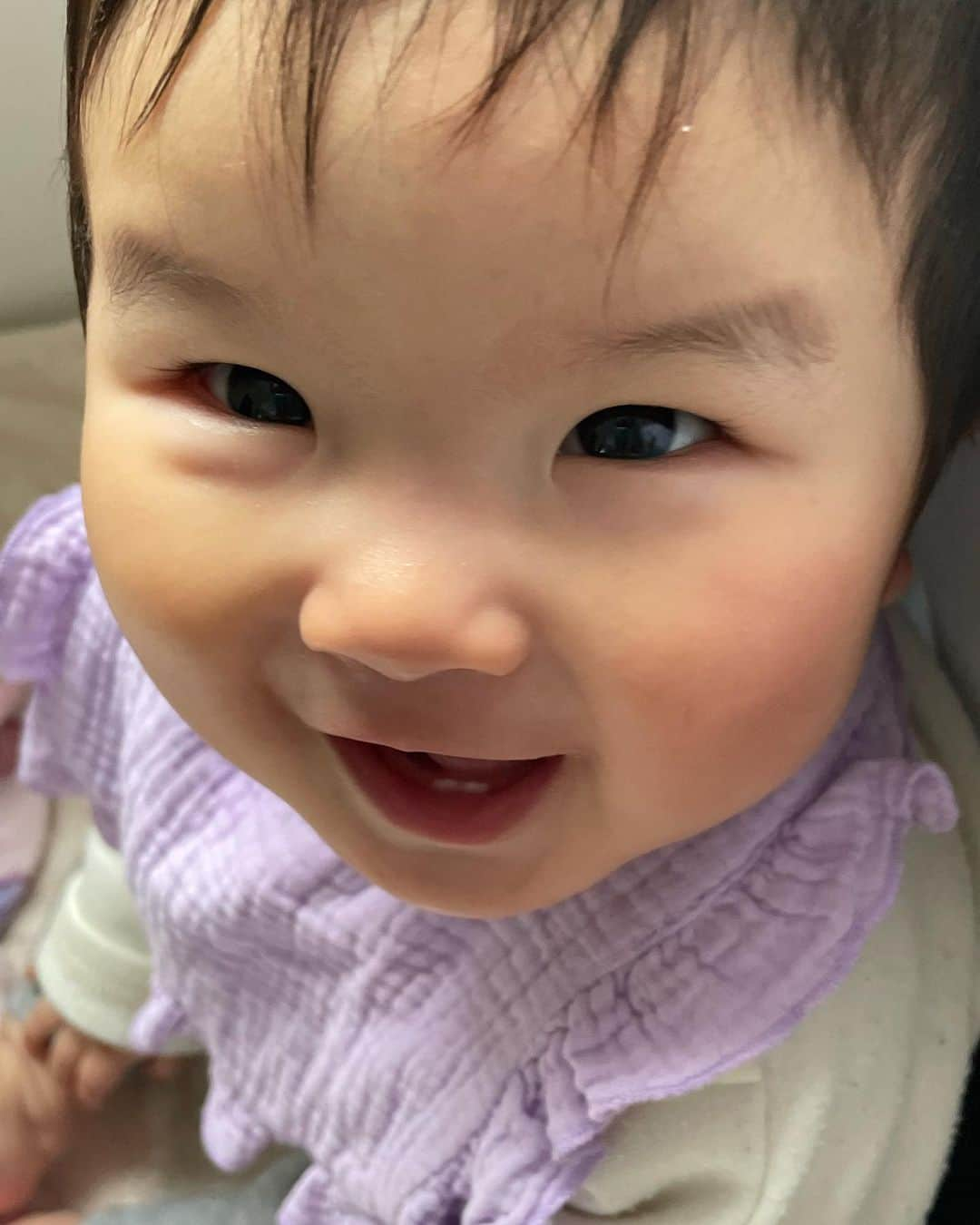 ちひろさんのインスタグラム写真 - (ちひろInstagram)「.  👶👶👶👶👶  新生児〜4歳頃まで使える！  小さい時だけじゃないの！？って思うかもしれないけど、オーガニックコットンで優しい素材☺️寝返りする頃になってもこちらのスワドルは腕も出せるしこのままの寝返りも楽ちんにできちゃう！😄  コロコロ転がったり蹴飛ばして布団から抜け出ても冷え対策にも🙆‍♀️ 掛布団なしでもこの時期大丈夫になってきた🤭 季節によって厚さも種類があるよ！  @ergopouch_japan   から見てね！デザインも他にも💕︎  赤ちゃんは包まれると安心して好きだよね😌🫶  プレゼント🎁にもおすすめ✨  #エルゴポーチ #コクーンスワドルバッグ #スワドル #バッグ #おくるみ #スリーパー #コットン #オーガニック #オーガニックコットン #出産祝い #出産準備品 #出産準備 #プレゼント #赤ちゃん #生後7ヶ月 #寝返り #女の子」5月6日 19時28分 - chihiro_grm