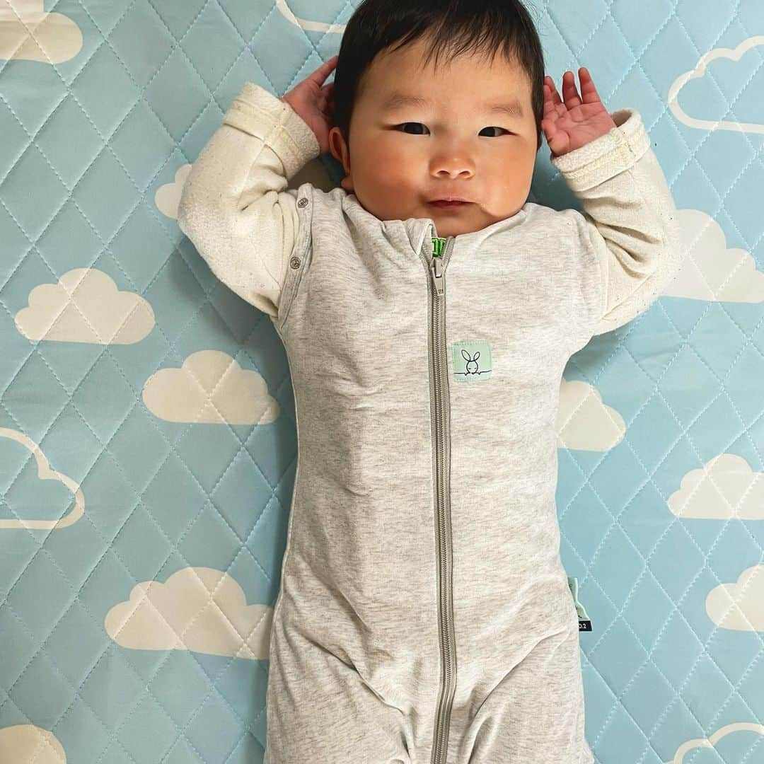 ちひろさんのインスタグラム写真 - (ちひろInstagram)「.  👶👶👶👶👶  新生児〜4歳頃まで使える！  小さい時だけじゃないの！？って思うかもしれないけど、オーガニックコットンで優しい素材☺️寝返りする頃になってもこちらのスワドルは腕も出せるしこのままの寝返りも楽ちんにできちゃう！😄  コロコロ転がったり蹴飛ばして布団から抜け出ても冷え対策にも🙆‍♀️ 掛布団なしでもこの時期大丈夫になってきた🤭 季節によって厚さも種類があるよ！  @ergopouch_japan   から見てね！デザインも他にも💕︎  赤ちゃんは包まれると安心して好きだよね😌🫶  プレゼント🎁にもおすすめ✨  #エルゴポーチ #コクーンスワドルバッグ #スワドル #バッグ #おくるみ #スリーパー #コットン #オーガニック #オーガニックコットン #出産祝い #出産準備品 #出産準備 #プレゼント #赤ちゃん #生後7ヶ月 #寝返り #女の子」5月6日 19時28分 - chihiro_grm