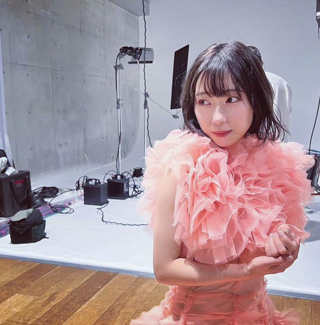 小林愛香のインスタグラム：「#しじじーつあー ぱんふれっと おふしょっと。🔴 お衣装も、初のパンフレットも めっちゃかわいかったな〜！ stylist: @momokazuki1 🍑 . (ぶろぐ早く書きたい…きゃんぶろ、もうちょい、、お待ちを…！！🐼)」