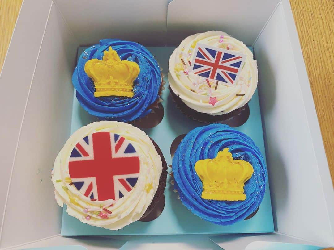 田添菜穂子さんのインスタグラム写真 - (田添菜穂子Instagram)「Lola's cupcakes from London made King´s coronation special cupcakes in Tokyo! I am eating this while watching live from Westminster Abbey!!  嬉しいことに近所のお友達が「菜穂子さん、イギリス好きだから」って！ローラズカップケーキのコロネーション限定バージョンを買ってきてくれました🇬🇧👑  食べながら戴冠式を見てます。  #kingscoronation #westminsterabbey #bbc #lolascupcakes #coronationspecial  #ローラズカップケーキ #戴冠式限定 #godsavetheking」5月6日 19時29分 - nahokotazoe