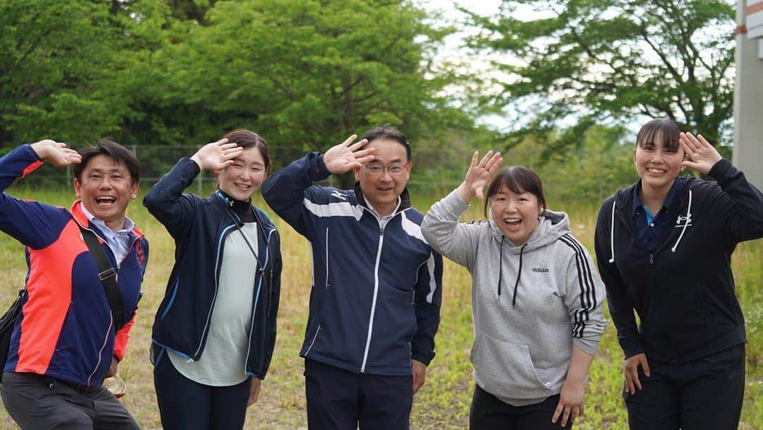 手越祐也さんのインスタグラム写真 - (手越祐也Instagram)「今日は手越村プロジェクトで毎年恒例になっている手越米の田植えを行いに福島まで行ってきましたー！ 2021年からスタートして今年で3回目！毎年本当に美味しいお米が出来上がっているので今年も心を込めて田植えをしてきました。 しかも！！今年は念願のこんな大人数で晴天の中実施することができましたー。 子供達の笑顔に癒され、みんな泥だらけになりながら楽しそうにしてくれていて毎年続けてきて良かったなぁー。と改めて感じた☺️ 「楽しく農業する」 これを大切に続けているのでこの素敵すぎるみんなの笑顔を見ることができて嬉しかった。 みなさんのご家庭に届いて食べられるようになるまで今しばらくお待ちください✌️  #手越祐也  #yuyategoshi  #テイッ  #手越村プロジェクト  #手越米  #福島県」5月6日 19時29分 - yuya.tegoshi1054