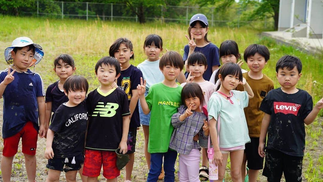 手越祐也さんのインスタグラム写真 - (手越祐也Instagram)「今日は手越村プロジェクトで毎年恒例になっている手越米の田植えを行いに福島まで行ってきましたー！ 2021年からスタートして今年で3回目！毎年本当に美味しいお米が出来上がっているので今年も心を込めて田植えをしてきました。 しかも！！今年は念願のこんな大人数で晴天の中実施することができましたー。 子供達の笑顔に癒され、みんな泥だらけになりながら楽しそうにしてくれていて毎年続けてきて良かったなぁー。と改めて感じた☺️ 「楽しく農業する」 これを大切に続けているのでこの素敵すぎるみんなの笑顔を見ることができて嬉しかった。 みなさんのご家庭に届いて食べられるようになるまで今しばらくお待ちください✌️  #手越祐也  #yuyategoshi  #テイッ  #手越村プロジェクト  #手越米  #福島県」5月6日 19時29分 - yuya.tegoshi1054