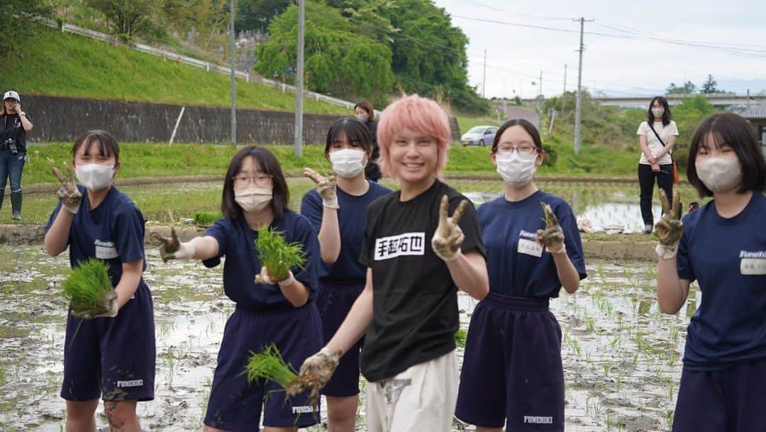 手越祐也さんのインスタグラム写真 - (手越祐也Instagram)「今日は手越村プロジェクトで毎年恒例になっている手越米の田植えを行いに福島まで行ってきましたー！ 2021年からスタートして今年で3回目！毎年本当に美味しいお米が出来上がっているので今年も心を込めて田植えをしてきました。 しかも！！今年は念願のこんな大人数で晴天の中実施することができましたー。 子供達の笑顔に癒され、みんな泥だらけになりながら楽しそうにしてくれていて毎年続けてきて良かったなぁー。と改めて感じた☺️ 「楽しく農業する」 これを大切に続けているのでこの素敵すぎるみんなの笑顔を見ることができて嬉しかった。 みなさんのご家庭に届いて食べられるようになるまで今しばらくお待ちください✌️  #手越祐也  #yuyategoshi  #テイッ  #手越村プロジェクト  #手越米  #福島県」5月6日 19時29分 - yuya.tegoshi1054