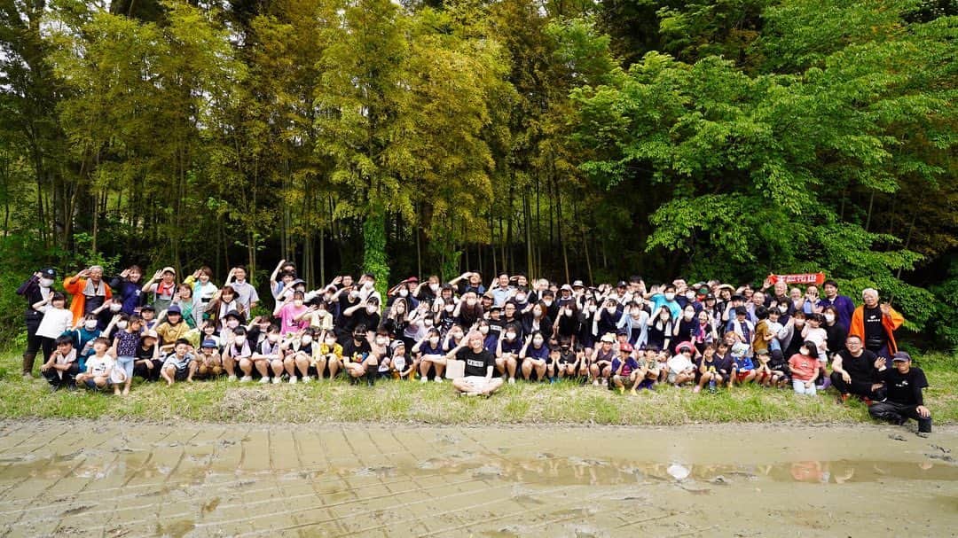 のインスタグラム：「今日は手越村プロジェクトで毎年恒例になっている手越米の田植えを行いに福島まで行ってきましたー！ 2021年からスタートして今年で3回目！毎年本当に美味しいお米が出来上がっているので今年も心を込めて田植えをしてきました。 しかも！！今年は念願のこんな大人数で晴天の中実施することができましたー。 子供達の笑顔に癒され、みんな泥だらけになりながら楽しそうにしてくれていて毎年続けてきて良かったなぁー。と改めて感じた☺️ 「楽しく農業する」 これを大切に続けているのでこの素敵すぎるみんなの笑顔を見ることができて嬉しかった。 みなさんのご家庭に届いて食べられるようになるまで今しばらくお待ちください✌️  #手越祐也  #yuyategoshi  #テイッ  #手越村プロジェクト  #手越米  #福島県」