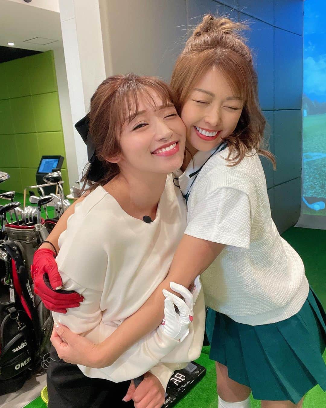のインスタグラム：「先日の撮影はれんちゃんとるみちゃんと💕 大好きな二人と撮影楽しかった🧡 来週もゴルフ場で撮影なので楽しみー🎶 情報解禁したら告知しますね❤️❤️   #ゴルフ練習 #ゴルフ女子  #ゴルフウェア  #ゴルフウェアレディース  #ゴルフ番組 #ゴルフスイング  #シュミレーションゴルフ」
