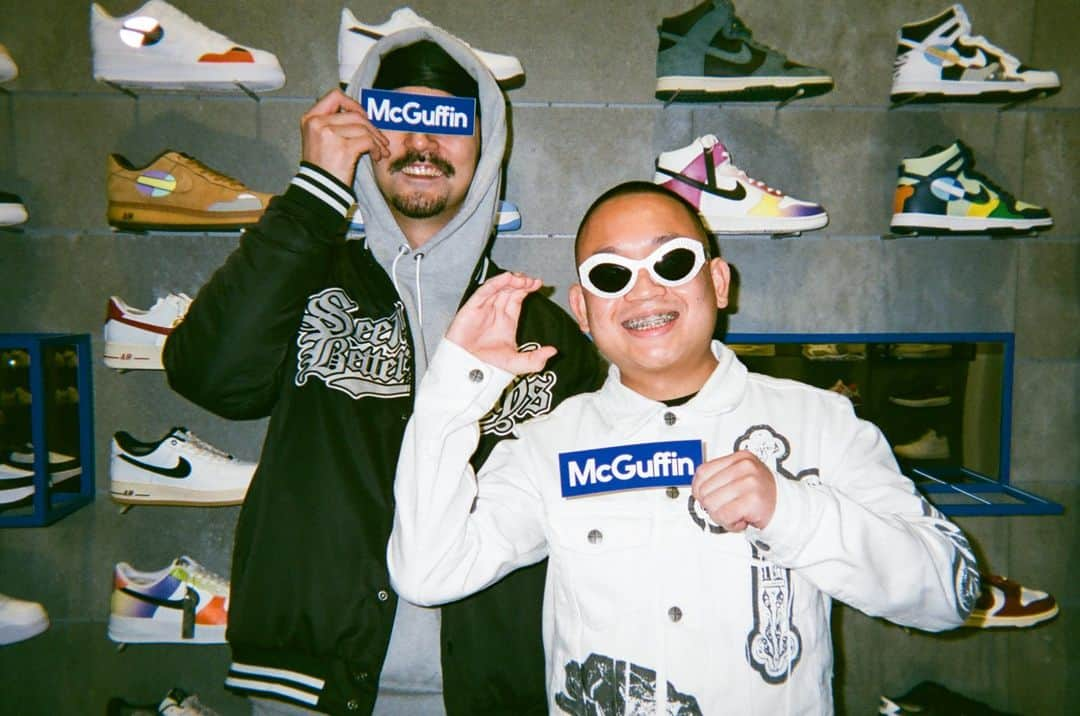 McGuffinさんのインスタグラム写真 - (McGuffinInstagram)「⚡️New動画をYouTubeで公開！⚡️  【Jin Dogg × DJ CHARI】 -SNEAKER ADDICT-  @sadmadjake @djchari  人気アーティストが勝負スニーカーをショップでセレクト！　 その一足を履きたくなる勝負タイミングはいつなのか？　 どんな心持ちでそれに臨むのか。  MCを務めるのは、名実共に東京若手HIPHOP DJの代表格 “DJ CHARI”。  今回のゲストは、 凄まじいライブパフォーマンスで圧倒し、激しく、そして静かに狂気を放つラッパー“Jin Dogg”。 そんな彼の選んだスニーカーとは!?  ■Jin Dogg 1990年生れ、大阪出身のラッパー。HIBRID ENTERTAINMENT所属。 2012年に発表した1stEP『Welcome to Bang Bang I.K.N』を引っさげ各地でライブを行なう。 2016年には『1st High』、その翌年に『2nd High』をドロップ。 不穏ながらもアグレッシブなサウンドと、独特なフロウに注目が集まる。 会場では必ずモッシュが起こるほどの、魂を激しく揺さぶるライブパフォーマンスとメッセージ。 2023年には『Sin Clock』に出演するなど、俳優としても活動。 そして同年3月にはソロ名義としては久しぶりのシングル『PUT IN WORK』をローンチ。 今後もその同行から目が離せない。  IG：@sadmadjake (https://www.instagram.com/sadmadjake/) TW：@sadmadjake (https://twitter.com/sadmadjake）  ■DJ CHARI　  IG：@djchari (https://www.instagram.com/djchari/) TW：@djchari (https://twitter.com/djchari)  ■SHOP atmos BLUE Omotesando 東京都渋谷区神宮前4-29-4 Barbizon78 IG：@atmos_japan (https://www.instagram.com/atmos_japan/) TW：@atmos_tokyo (https://twitter.com/atmos_tokyo)  #jindogg #dirtykansai #djchari #atmos #sneaker #スニーカー #hiphop #ヒップホップ #おすすめ #カルチャー #日本語ラップ #表参道 #tokyo」5月6日 19時33分 - mcguffin_official