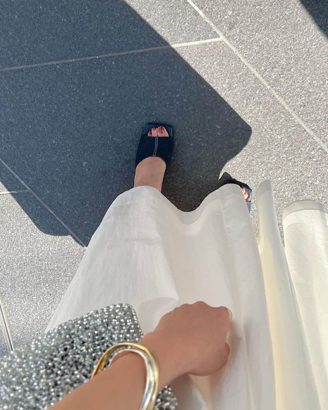 石黒美帆さんのインスタグラム写真 - (石黒美帆Instagram)「. ⁡ バルーンスリーブがなんとも可愛い @elendeek のワンピース。 ⁡ ぷらぷらカフェ行ったりお散歩したりな一日に ラクで涼しくてちょうど良かった🕊🫶🏻  ⁡ dress #elendeek bag#anteprima  sandal#mirem ⁡」5月6日 19時33分 - miho_ishiguro
