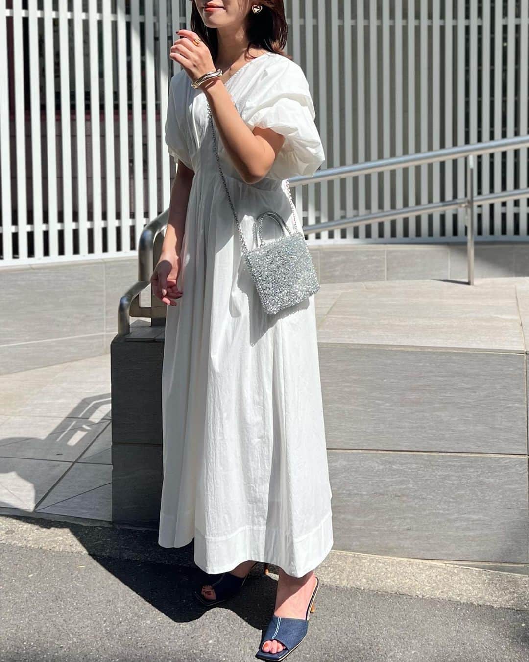 石黒美帆さんのインスタグラム写真 - (石黒美帆Instagram)「. ⁡ バルーンスリーブがなんとも可愛い @elendeek のワンピース。 ⁡ ぷらぷらカフェ行ったりお散歩したりな一日に ラクで涼しくてちょうど良かった🕊🫶🏻  ⁡ dress #elendeek bag#anteprima  sandal#mirem ⁡」5月6日 19時33分 - miho_ishiguro