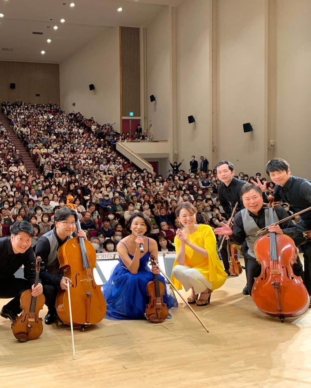 高嶋ちさ子さんのインスタグラム写真 - (高嶋ちさ子Instagram)「島根県大田市にやってまいりました。 蓋を開けてみれば、１週間で完売だったようです。ありがたい話だ… 今日のお客様は本当に元気でした。最初っから、「わーわーきゃーきゃー」なんのコンサートかと思うぐらいで、私語も多く(笑)舞台と客席で会話する感じでした。 演奏はもちろん静かに聞いてくださったので、緩急の激しいジェットコースターの様な回でした。  沢山の差し入れを頂き、そのまま広島へ。 旅は続くよ…」5月6日 19時38分 - chisakotakashima