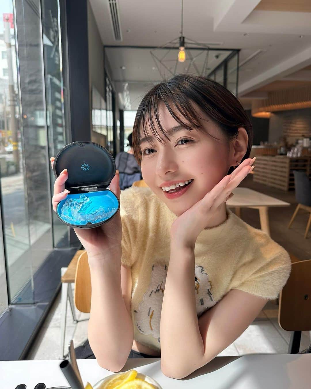 MIORIのインスタグラム：「・ インビザライン矯正を始めて2ヶ月くらい経ちました🦷 毎日、鏡で歯並びをチェックするのが最近楽しい☺︎  写真はこの前行ったカフェ☕️  ご飯食べる時はマウスピースを外す必要があるんだけど、 専用のケースに入れれば無くしたり壊れたりする心配もなし🙆‍♀️ わたしの小さいバッグにもちゃんと入ります🙆‍♀️  ケースもシンプルだからそのまま机に😂  インビザライン矯正は取り外しができるから、笑顔で好きなものが食べ られるのがいいよね🤍🧁  付けてるの忘れててそのままごはん食べそうになる時あるから気をつけないと😂 ・ ・ ・ #インビザライン#私のインビザライン矯正記録#歯列矯正#歯科矯正#invisalign」