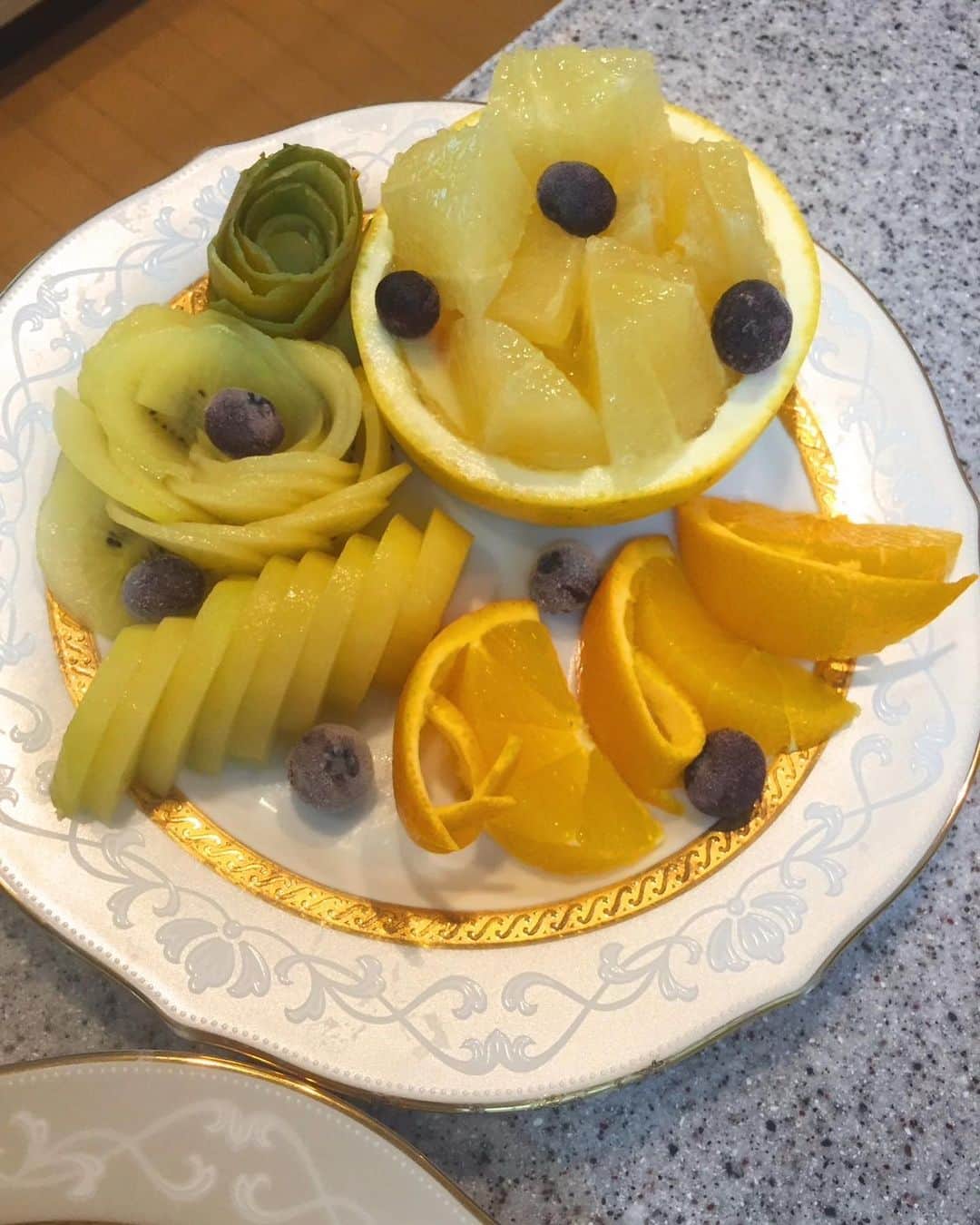 中丸雄一さんのインスタグラム写真 - (中丸雄一Instagram)「フルーツカットの過去作品。複数種類の果物を使うと華やかさがアップする。ビタミンも摂れて最高ですわい。」5月6日 19時42分 - y_nakamaru_94