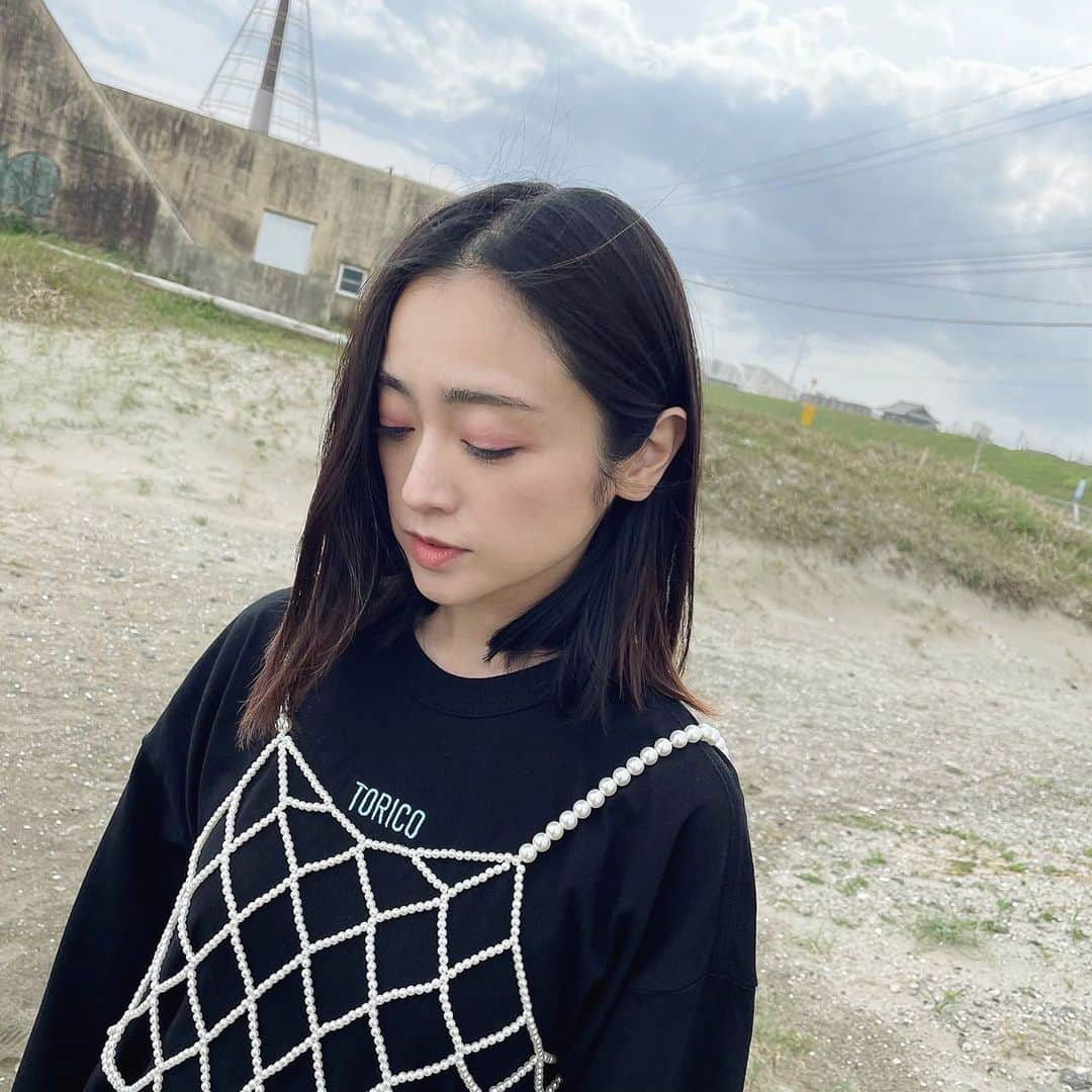 安達祐実のインスタグラム：「🤍🤍🖤 髪伸びてきた。  ロンTは、 @torico_wear の新作。 黒と白があるよ。」