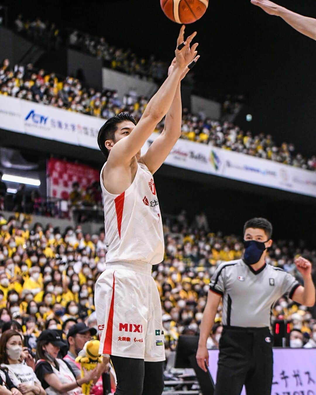 千葉ジェッツさんのインスタグラム写真 - (千葉ジェッツInstagram)「試合風景|ω･)📸✨  B.LEAGUE2022-23 vs.宇都宮  宇都宮 89-92 千葉J   #激戦を制し #最高勝率 #最多勝利数 #記録更新 #明日も頑張ろう✊ #chibajets #Bリーグ #千葉ジェッツ #バスケ #basketball #portrait  #photograph #ジェッツ写真部 #レンズ越しの世界 #応炎🔥 #ありがとうございました📣」5月6日 19時43分 - chibajets_official