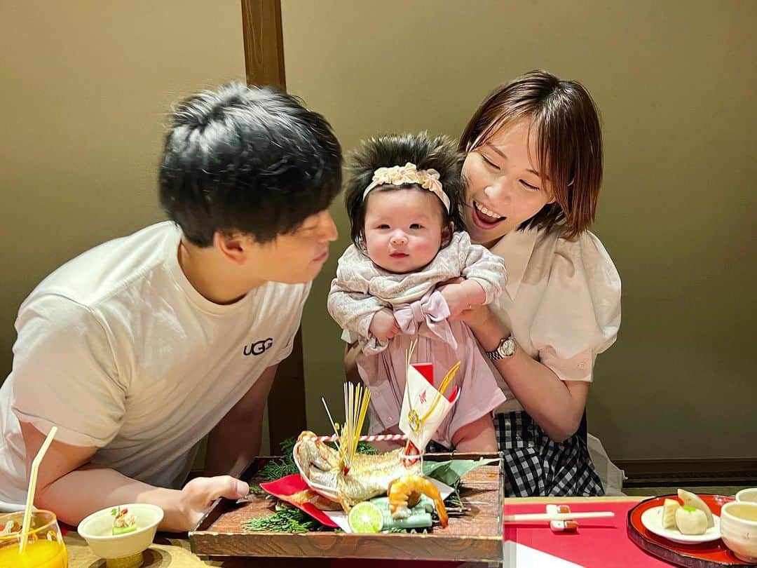 のインスタグラム：「💖  お宮参りの後はお食い初め👶🍚  ご機嫌も直ってじじばばに寝返りも披露できた🌟  #2023GW #ゴールデンウィーク  #お食い初め #令和5年ベビー  #女の子ベビー  #新米ママ #子育てママ #3ヶ月ベビー  #ブロガー　#インフルエンサー #横町ももこ」