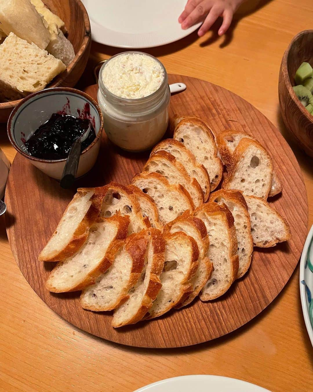 澤田泉美のインスタグラム：「お料理、もっと上手になりたーーーーい🤣🤣🤣 食べるのも飲むのも大好き‼️ だからこそ、もっと うぉおおおお！ ってなるお料理が作りたい🥹❤️❤️❤️  ピントが合った味にしたい！ 真面目にレシピを見て、作って練習して やってみるしかないな🤔🤔🤔  ペアリングなんかも、いつかできるといいな🥰💕  最後の写真...わたしが祝われてるみたいなんだけど😂w #お料理 #昨日の#楽しい宴 #おうち時間」