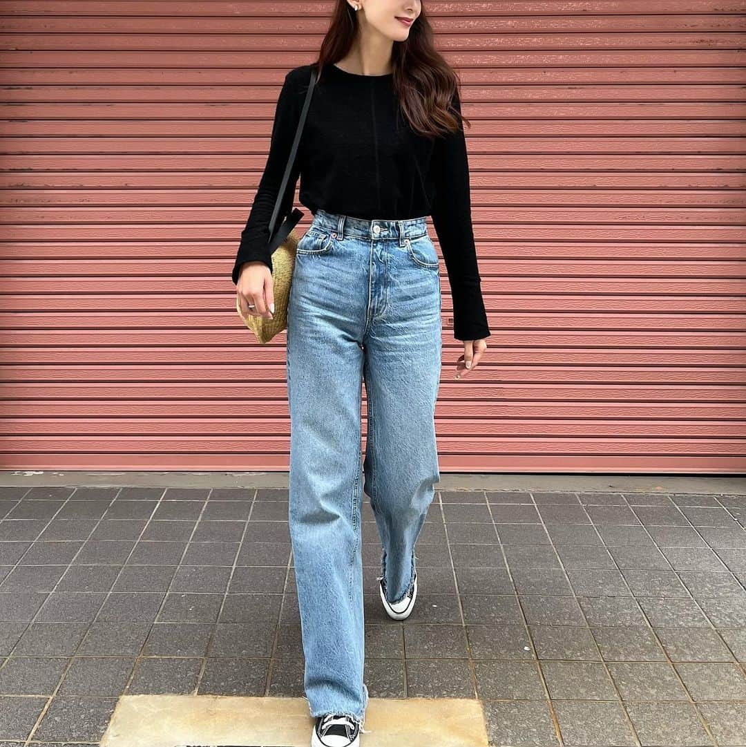 Nagiのインスタグラム：「いつかのシンプルstyle  カットソーにデニム♡  パイルとブークレーを合わせたような素材の @manof_official のトップス✨ 袖口がゆるやかに広がっていて腕もスッキリ見せてくれる☺️  5月8日から新宿ルミネ2でPOPUP STOREが開催されるみたい✨ いつか大阪でも開催してほしいなぁ🥺  tops. #manof bottom. #zara bag. #inesbressand shoes. #converse   #code#fashion#コーデ#ファッション#シンプル#シンプルコーデ#カジュアル#大人カジュアル」