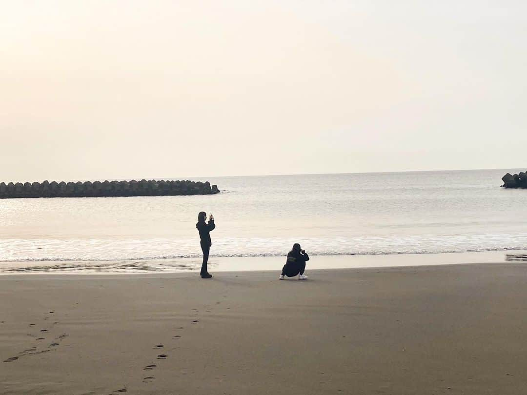 山下彩耶のインスタグラム：「旅行の最後は朝の6時半くらいに 海見に行きました🫧‪⚓️  (必死に写真とる妹の座り方（笑）)  リフレッシュ⚓️」