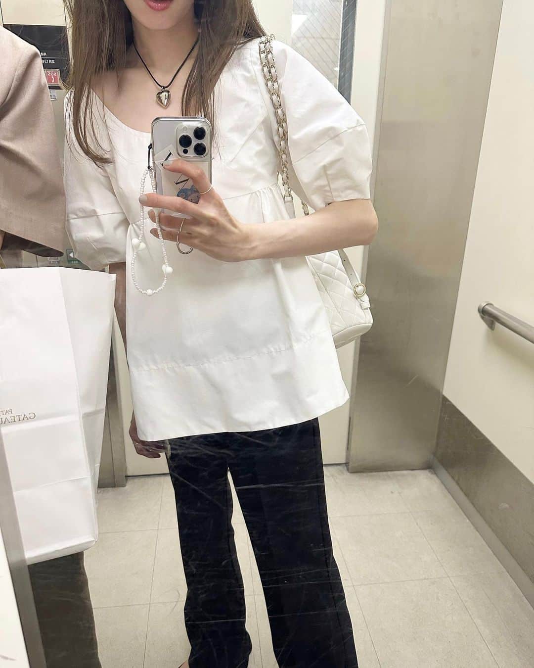 i am aiのインスタグラム：「GW~🤍🤍 ㅤㅤㅤㅤㅤㅤㅤㅤㅤㅤㅤㅤㅤ  ㅤㅤㅤㅤㅤㅤㅤㅤㅤㅤㅤㅤㅤふんわりブラウスにHeart choker 🦢 gwもついに明日までだね🫸🏻☀️🏸 ㅤㅤㅤㅤㅤㅤㅤㅤㅤㅤㅤㅤㅤ #ブラウス#チョーカー#ハートペンダント#ブラウスコーデ#リュック#シャネルバッグ#ホワイトコーデ#ストラップ#お出かけコーデ#モノトーンコーデ#春コーデ#春服コーデ#shoponpon#stringting」
