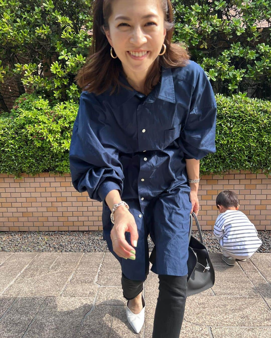 安田美沙子さんのインスタグラム写真 - (安田美沙子Instagram)「いつかの私服。  長男が最近は、カメラマンしてくれます。  ただ。。。  タイミングが合わなくて、ほぼ目を瞑っている。笑  最後は長男に近よる私。  大好きなんだなー長男のことっていう顔してる。  次男は至ってマイペース！  tops.. @sea_japan  pants.. @motherdenim  shoes.. @shisei_shoes  accessory .. @hermes  hairaccesarry @gallardagalante  #ootd #boys #brothers #mama」5月6日 19時57分 - yasuda_misako