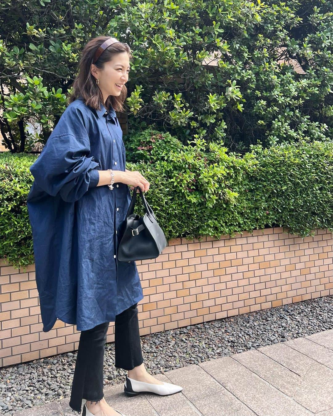 安田美沙子さんのインスタグラム写真 - (安田美沙子Instagram)「いつかの私服。  長男が最近は、カメラマンしてくれます。  ただ。。。  タイミングが合わなくて、ほぼ目を瞑っている。笑  最後は長男に近よる私。  大好きなんだなー長男のことっていう顔してる。  次男は至ってマイペース！  tops.. @sea_japan  pants.. @motherdenim  shoes.. @shisei_shoes  accessory .. @hermes  hairaccesarry @gallardagalante  #ootd #boys #brothers #mama」5月6日 19時57分 - yasuda_misako