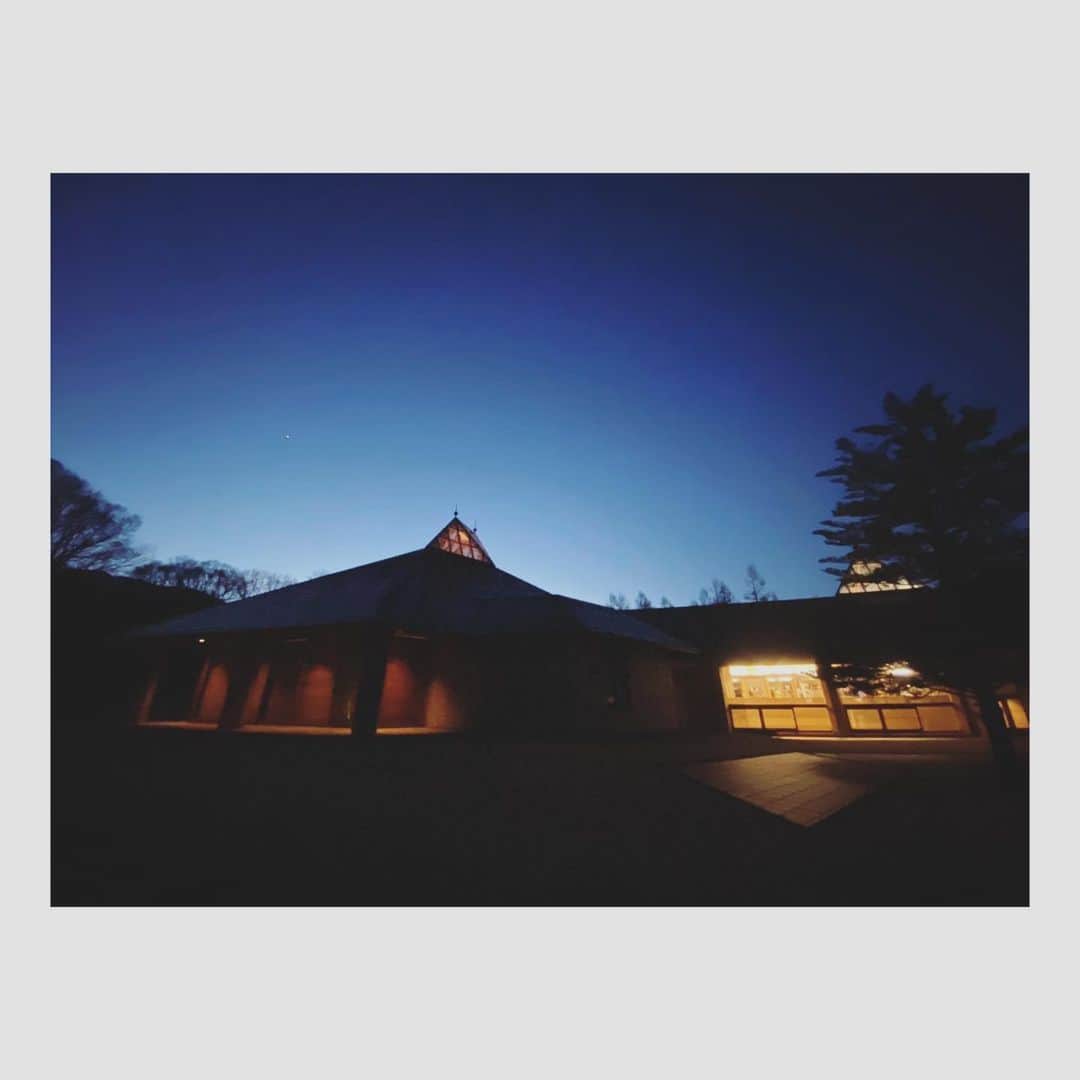 のインスタグラム：「先日訪れた八ヶ岳高原音楽堂で初めて観たlucinda chuaさんのライブ。最近毎日のように聴いてます🍀」