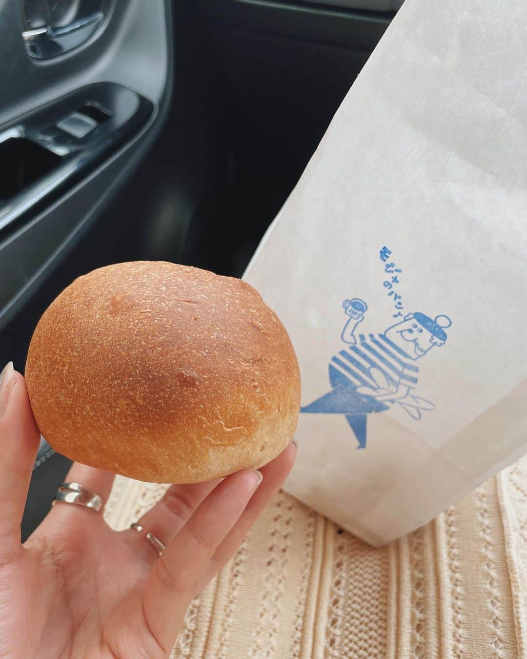 足立沙織さんのインスタグラム写真 - (足立沙織Instagram)「. モジャのパン屋さん🥯  すごく美味しいって話を聞いて行きたかったお店！ 焼き立てのまるぱんがほんとに美味しくて、 素材の甘みがすごかった✨  ふわふわもっちりのパンが好きな人はきっとはまります🫶🏻  . #miyakoisland#okinawacafe #宮古島#宮古島グルメ#パン屋さん」5月6日 19時54分 - sao_ri_17