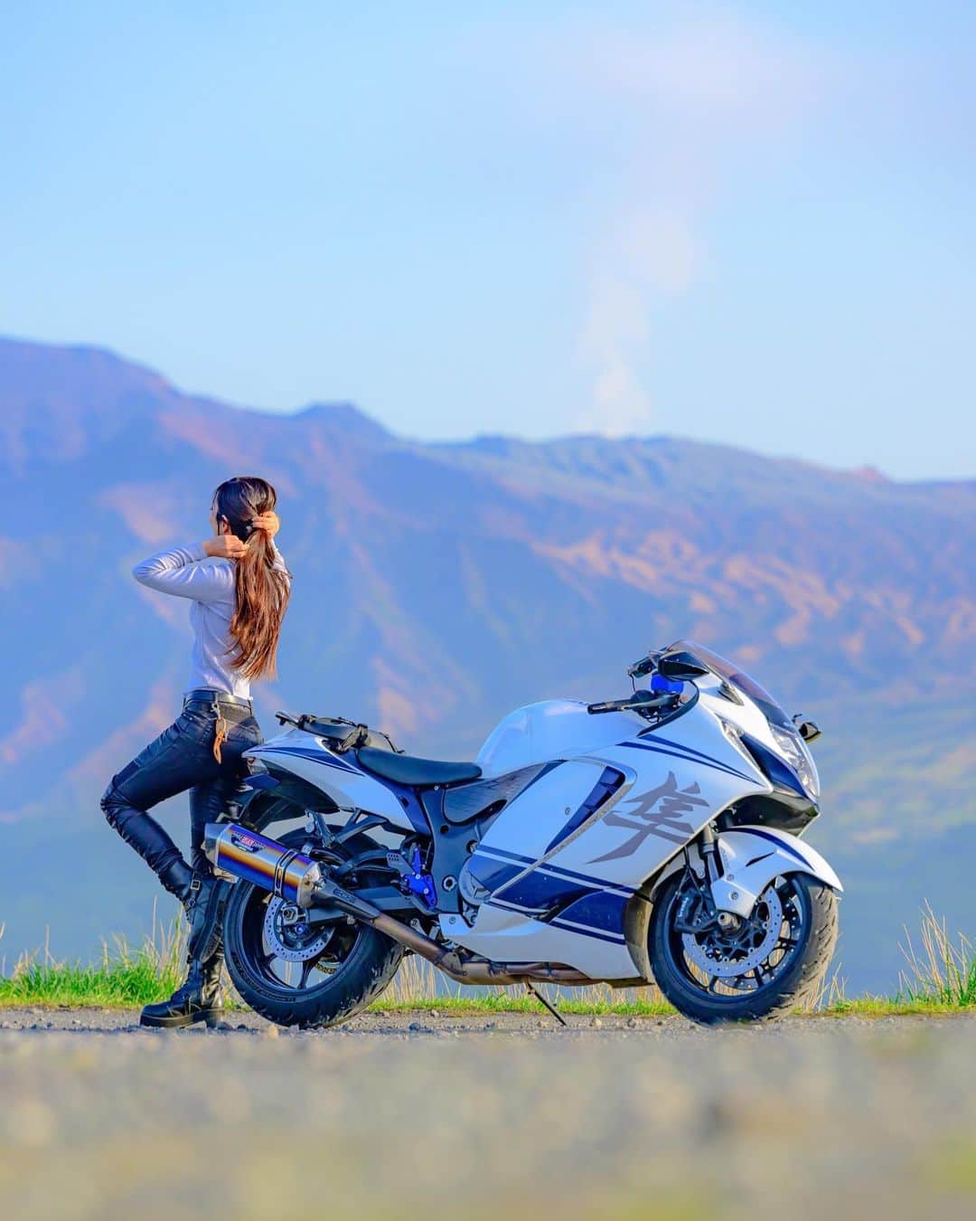 Rurikoのインスタグラム：「. . GWも残りわずか…！ 今年はバイクじゃないけど色んな所へ行ったりして リフレッシュしてました😊 バイクはGW明けに楽しもうと思います🤤 . しかし自分の身体の不調がありまして まずは身体を治してから またバイク旅もスタートしたいです🥹🌿 . . Photo by @beerya.n.niki  . . Youtube channel : ruriko_675 . #suzuki #hayabusa #hayabusa1300  #gsx1300r #gsx1300  #隼 #uglybros  #mototeka #girlsbiker  #2wheellovers #wheelietime  #bikersofinstagram  #instamotorcycle #motorcyclephotography  #supersportbikes  #bike_japan #motorcyclegirl #バイク女子  #バイクのある風景」