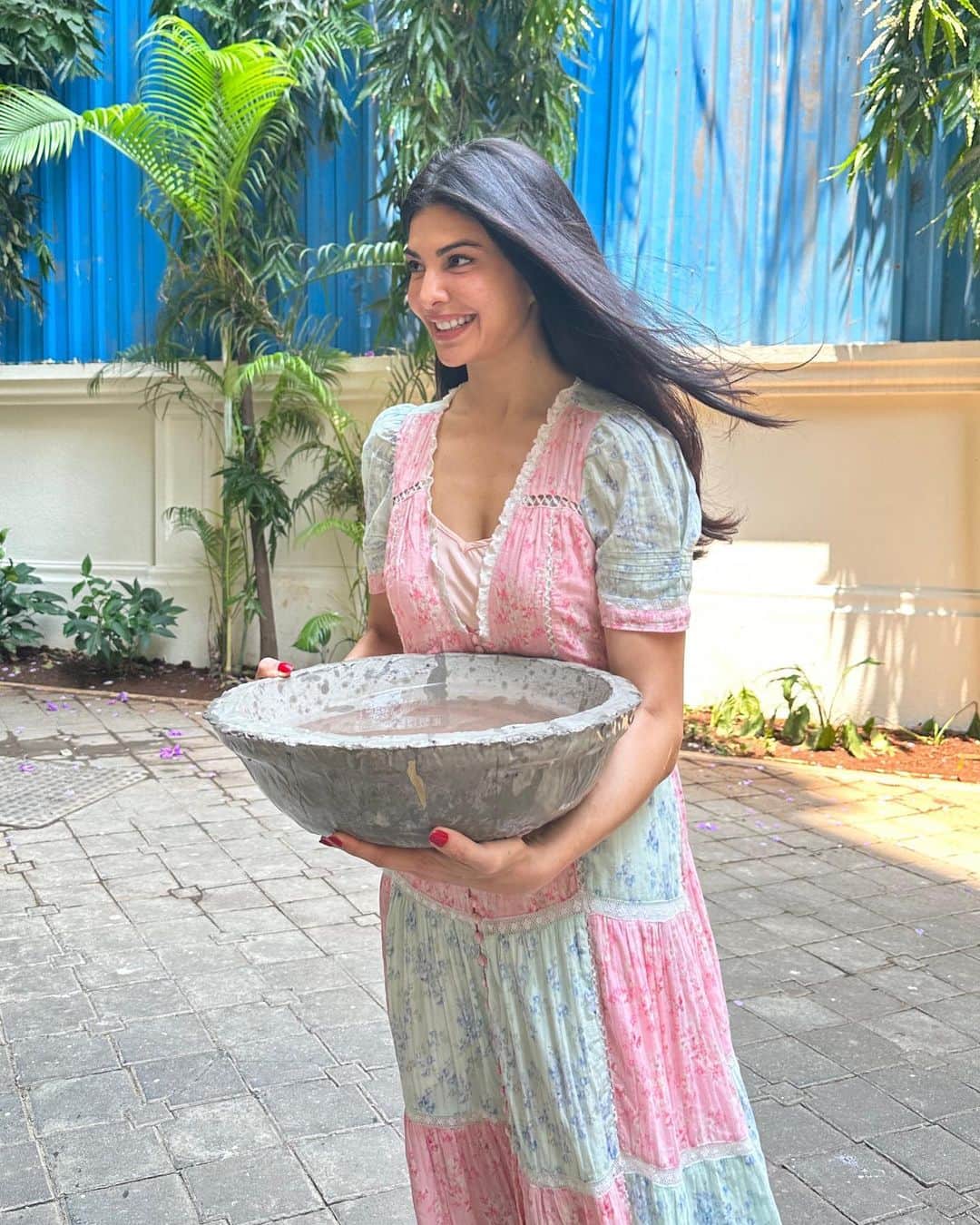 Jacqueline Fernandezのインスタグラム：「🌸🌸🌸 these water bowls will help stray animals during these difficult summer months to hydrate and stay cool!! I sincerely request all those who can to pls get these mitti bowls or even mitti bowls from your own local potters and place them outside your buildings! Pls tag @jf.yolofoundation @thefelinefoundation so we can repost your amazing work and spread the word!!! I got my mitti bowls from the @thefelinefoundation thank you so much for this amazing initiative 💜 also the water bowls need to be cleaned and refilled daily to avoid stagnant water and to keep it fresh and hygienic for the community!」