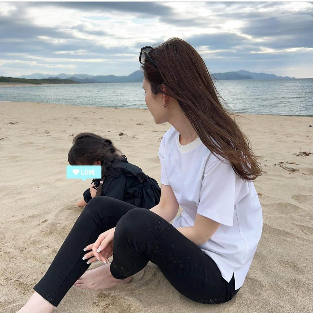 yuukii.iさんのインスタグラム写真 - (yuukii.iInstagram)「ちょっと海見に行こう〜！ が、砂遊び🏖️始まって 気づいたらジレもスニーカーも脱ぎ捨てアクセサリーも取って砂まみれで遊んでました🤣🫶  @dolce._official のジレ Tシャツ合わせやスニーカー合わせ合いますか？とリクエスト沢山頂いてましたが、ばっちり🫶」5月6日 20時05分 - yuukii.i