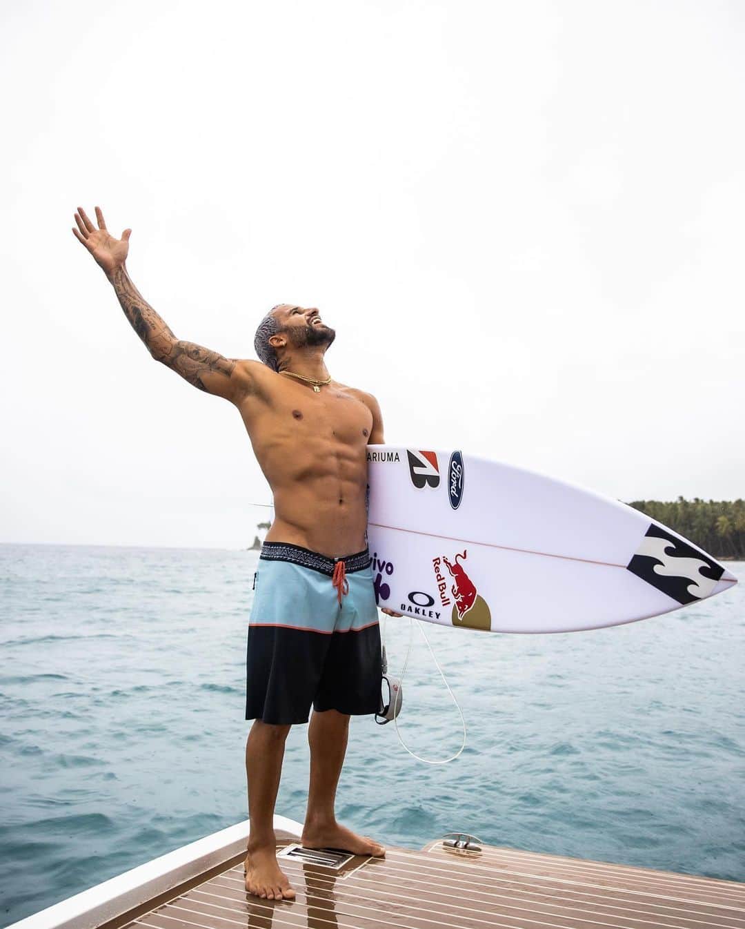 イタロ・フェレイラのインスタグラム：「06/05 Aniversário nas ilhas Mentawai 🎂 #gratidao」