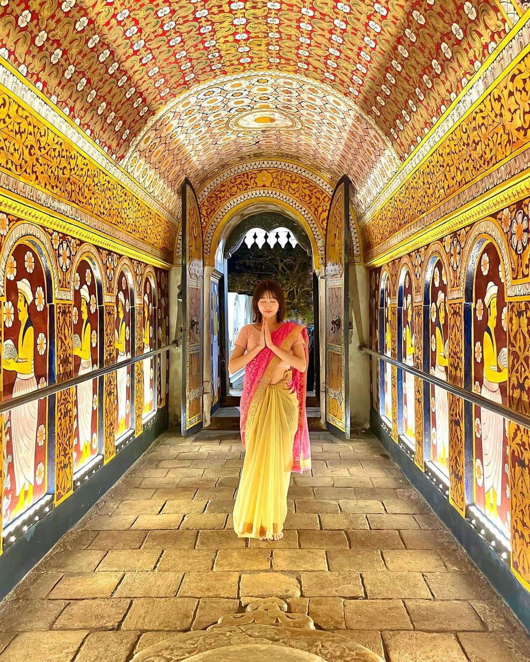 浦野一美さんのインスタグラム写真 - (浦野一美Instagram)「#🦷  スリランカ中部の世界遺産キャンディにある 代表的な仏教寺院。 ここはペンヘラ祭でもとても有名で、 内装がとにかく素敵˚✩* スリランカの仏教と歴史がギュッと詰まったお寺でした❣️  ガイドのナンダナさんに、 どんな方を案内した事があるかと尋ねたら 歯医者さんになる 娘さんとお母様をご案内した経験があるらしく、 理由を聞いて なるほどな！と思ったと。  ここは、 仏陀の歯が安置されている寺院なので 歯医者さんになることが決まった時に 娘さんは、ここへ来ると決めていたそうです。  5枚目 歯そのものを見ることはできないけれど、 １日に３回プージャという礼拝があって、 この時だけ 仏歯が納められている部屋の扉が開かれるという事で、 扉が開くのを待って、 仏歯が納められた舎利容器を拝見しました。  あまりの金ピカぶりに、 カリブの海賊で金銀財宝の山が出てくるシーンを 思い出しました笑  私達は、仏歯寺観光以外は何も知らずに このタイムスケジュール通り連れてきてもらいましたが、 ベストタイミングを逃さないように しっかりとスケジューリングしてくれていた ナンダナさんに大感謝です👏  #ハネムーン #ハネムーンレポ #ハネムーンスリランカ #honeymoon #srilanka #srilankatravel #srilanka🇱🇰 #srilankatrip #新婚旅行 #travel #海外旅行 #夫婦 #夫婦旅行#サリー #saree #仏歯寺 #gw #ゴールデンウィーク」5月6日 20時01分 - cindy.cinderella