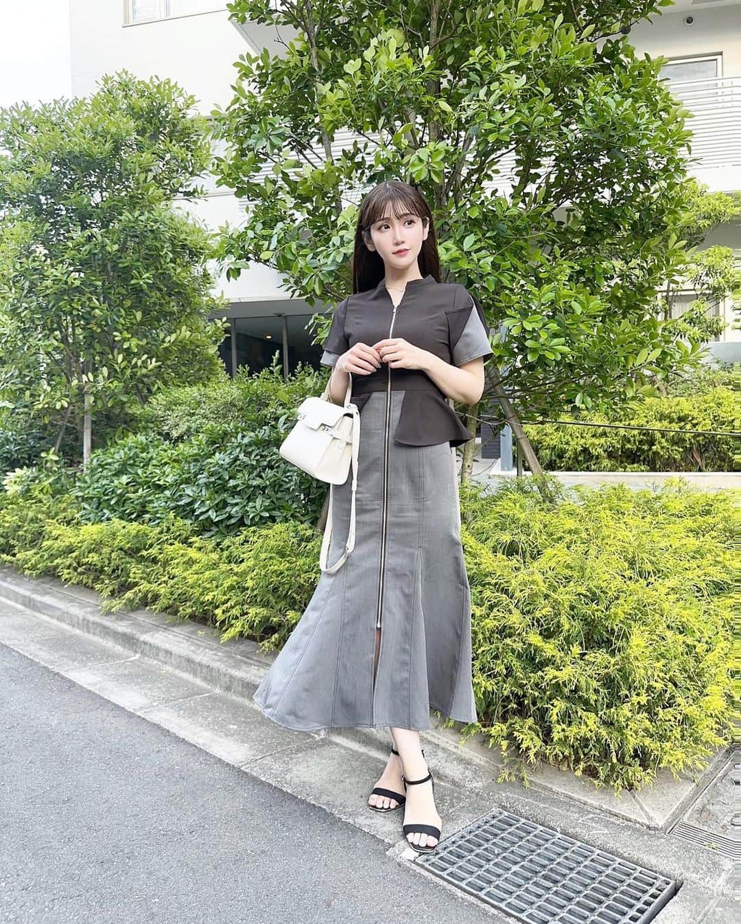 五十嵐茉優さんのインスタグラム写真 - (五十嵐茉優Instagram)「#まうしふく 🐈‍⬛🖤  one-piece  #adeavv  bag  #delvaux  sandal  #randa   @ade_avv_official のワンピースが 生地がしっかりしてるし ウエストの切り替えが高めでお気に入りです🥸  ちなみに Ade が今ららぽーとTOKYO-BAYで ポップアップイベント開催中&ZOZOTOWNタイムセール開催中だそうです🔍  #𝐀𝐝𝐞 #𝐚𝐝𝐞 #𝐚𝐝𝐞𝐚𝐯𝐯 #アード #アードアーヴェヴェ」5月6日 20時01分 - mau08us