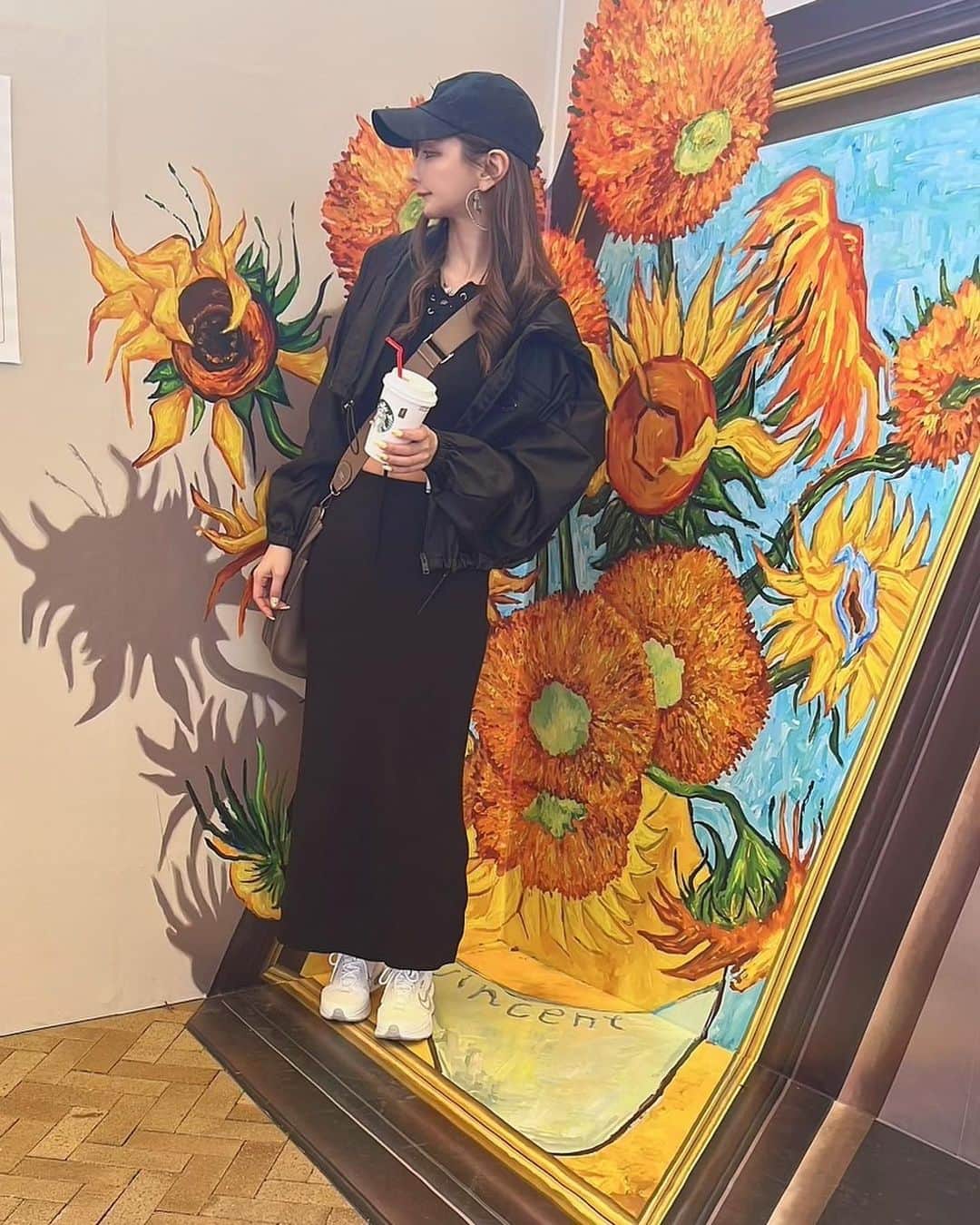 夢咲りおなさんのインスタグラム写真 - (夢咲りおなInstagram)「何年振りかにナガシマスパーランドに行ってきました✨ 私の好きなゴッホのトリックアートがたくさんあって楽しかった🌻  本当は遊園地で遊びたかったんだけどみんな乗り物が苦手と言うことでアウトレットでお買い物して帰宅しました😜  #ナガシマスパーランド #長島スパーランド #ゴッホ#ゴッホのひまわり #ゴッホ展 #アート#トリックアート」5月6日 20時02分 - yumerio0906