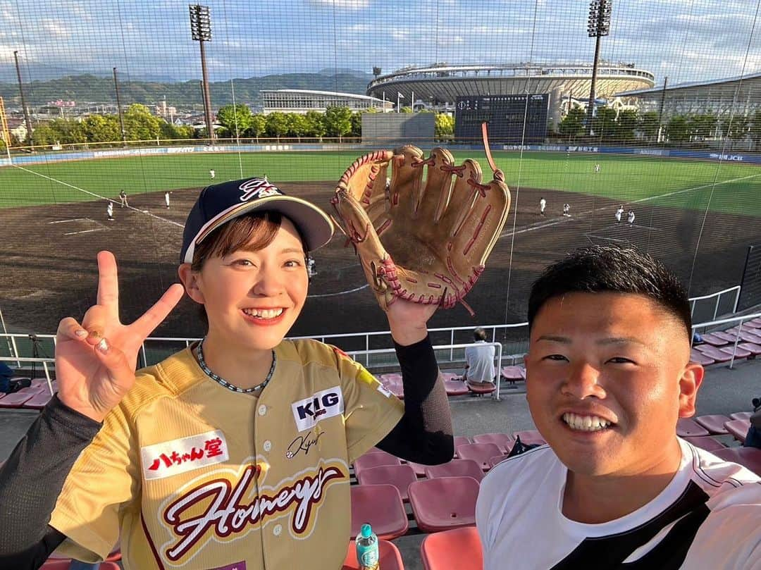 上杉あずさのインスタグラム：「. . 元ホークスの #大本将吾 くんが松山での試合ということで、今年も応援に来てくれました🙌🧡 今度はちゃんと投げてるとこ見せられて良かった🤭  応援＆取材してた選手から今度は応援してもらう側になるなんて、なんだか不思議✨素敵な縁、嬉しいです🫶  引退した時や何かある時、いつも報告、挨拶してきてくれる本当に律儀な青年です☺️👍  また会えるの楽しみにしてるよ〜〜！！！ ありがとう🍊🍊  #福岡ソフトバンクホークス  #sbhawks #愛媛マンダリンパイレーツ #九州ハニーズ #マドンナスタジアム #坊っちゃん」