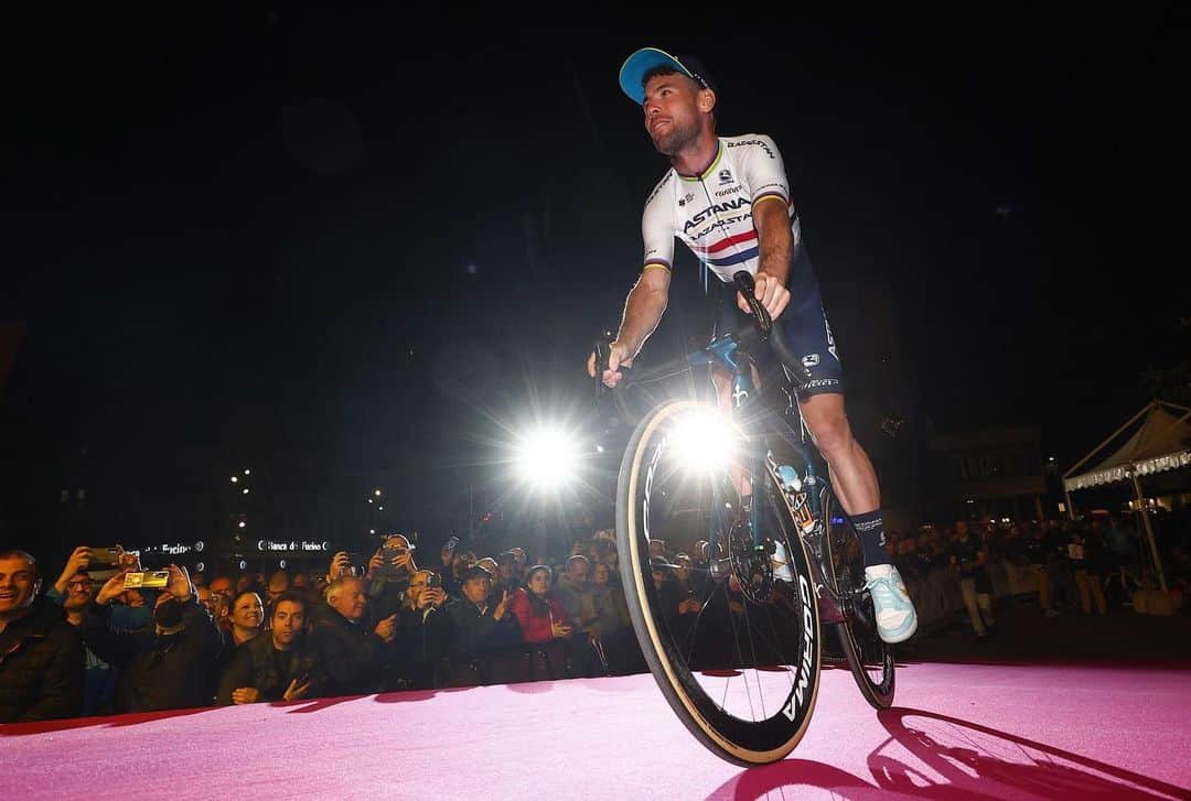 マーク・カヴェンディッシュのインスタグラム：「Later today I’ll be rolling down the start ramp of my 23rd Grand Tour🤯😵‍💫 The race in which I got my first Grand Tour win 15 years ago, in the place I called home for many years. @giroditalia always holds a special place in my heart. The splendour of Italy wrapped up in a bike race 😍 Let’s go @astanaqazaqstanteam 💗」