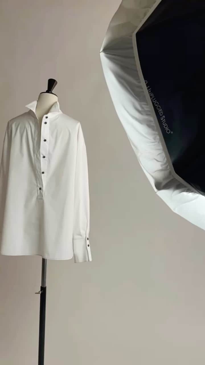 Hiromi Ｍaedaのインスタグラム：「@frey__jp  約2ヶ月、試行錯誤を繰り返して完成したCHAMELEON BLOUSE(カメレオンブラウス)📝  一枚でサマになり、尚且つカジュアルもモードも綺麗めも どんな気分の日にもスタイリングによって表情の変わるブラウスがあれば、 きっとオシャレがもっと楽しくなる！  前後2wayで着れて 襟を立てたり折ったり ボタンを開けたり閉めたり  アレンジは無限大です♡  CHAMELEON BLOUSE  White size FREE  #frey_jp#1stcollection」