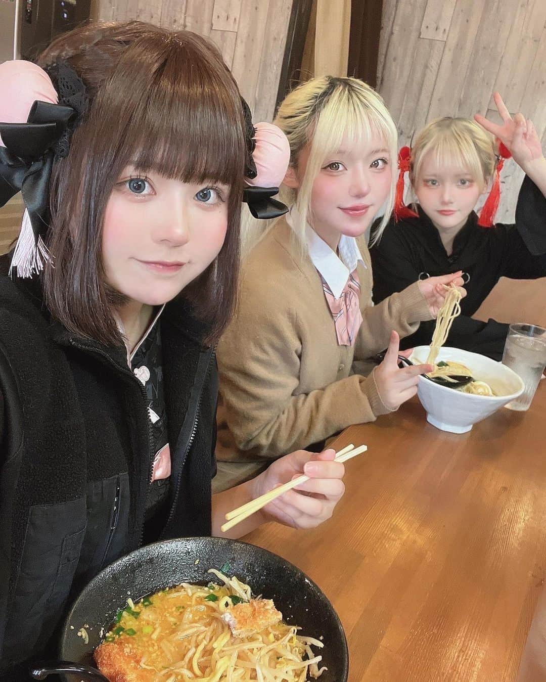 あまにさんのインスタグラム写真 - (あまにInstagram)「みんなで美味しいラーメン食べてきたー！ 群馬の鳴馬良ラーメン屋さんです‼️ すずらちゃんと服が一緒で姉妹みたいで嬉しくなっちゃった🥺♡ 中でもいただた新作の鴨だし昆布水つけ麺が最高に美味しかったので気になった方はよかったら行ってみてくださいね☺️  #前橋グルメ  #前橋ランチ  #前橋ラーメン  #高崎ラーメン  #鴨ラーメン  #鴨そば」5月6日 20時06分 - amani_cos