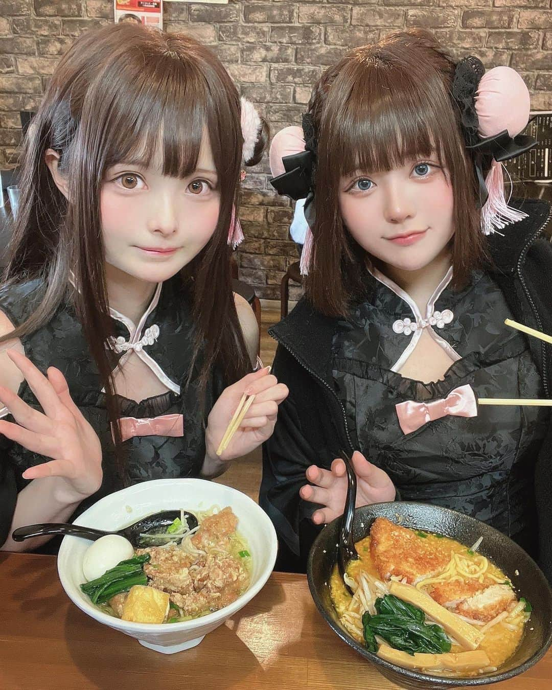 あまにのインスタグラム：「みんなで美味しいラーメン食べてきたー！ 群馬の鳴馬良ラーメン屋さんです‼️ すずらちゃんと服が一緒で姉妹みたいで嬉しくなっちゃった🥺♡ 中でもいただた新作の鴨だし昆布水つけ麺が最高に美味しかったので気になった方はよかったら行ってみてくださいね☺️  #前橋グルメ  #前橋ランチ  #前橋ラーメン  #高崎ラーメン  #鴨ラーメン  #鴨そば」