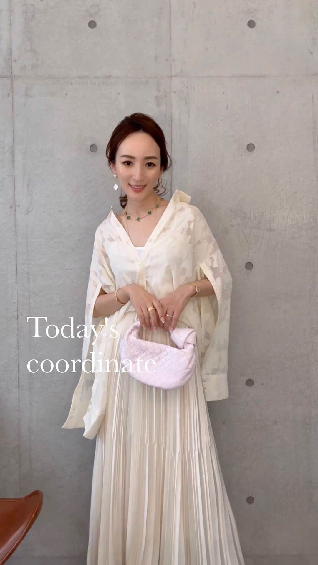 星玲奈のインスタグラム：「え、え。 フィード投稿が1週間ぶり🥹 コーデ写真もいくつか溜まっているので、またアップしていきます〜  すっかり夏日のようになり、羽織ものがなくても出かけられるようになりましたね☺️ シャツ1枚でさらり。みたいな軽いコーデがとても心地よい❤️ mily biletの花柄シアージャガードシャツは 袖のボタンの開閉で、別物みたいにシルエットが変わる2way仕様😍　（アイボリーMサイズ） ゆったりワイドめな袖も好きだし、ケープみたいに着られるスリット仕様もどちらもタイプ❤️  @classicalelf_official  #クラシカルエルフ #classicalelf #エルフコーデ #milybilet #ミウィビレット #タイアップ #uniqlo #gu #zara #ユニクロ #ジーユー #ザラ #zozo #zozotown #zozo購入品 #zozotown購入品 #シアーシャツ #花柄シャツ #ジャガード#春服コーデ #大人コーデ #大人カジュアル #プチプラ #プチプラコーデ #着回しコーデ」