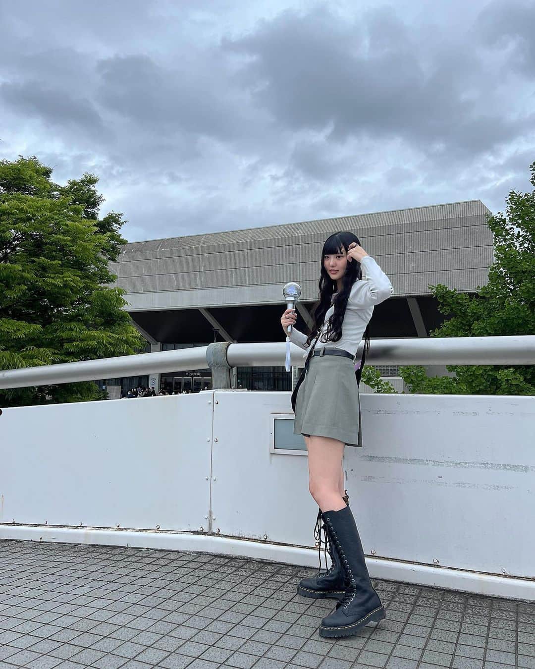 のインスタグラム：「. 天気悪かったけど最高だったaespaのライブ🖤✨ 東京ドームで4人揃った姿を見られることを祈ります🌙 Tops @xgirljp  Skirt @sly_official  Boots @drmartens_japan」